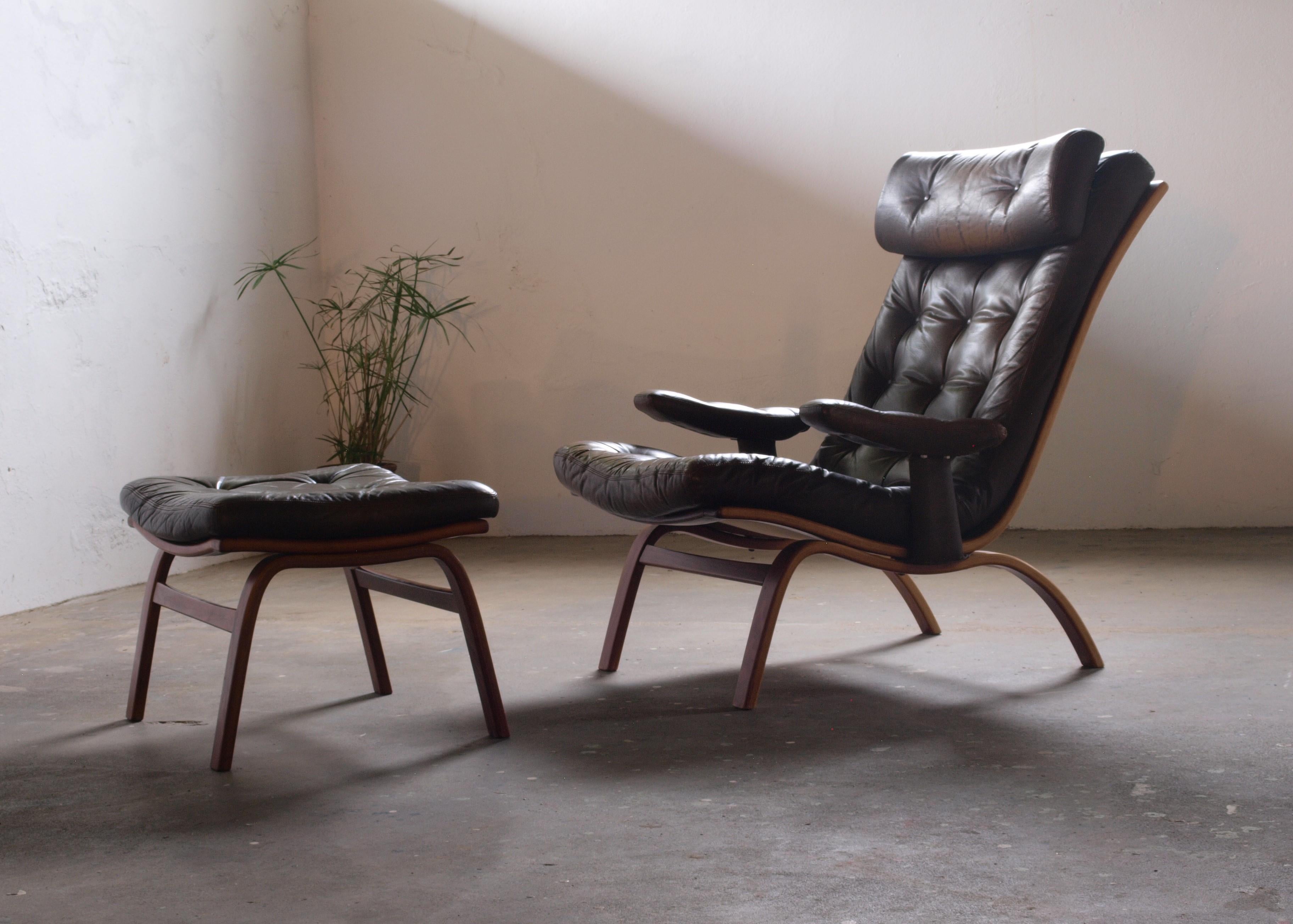A lounge chair made in Sweden circa 1970s by Gote Møbler. Upholstered in soft brown buttoned leather, it features a high-quality build and is exceptionally comfortable. The chair includes an additional headrest cushion for added comfort. 

The bent
