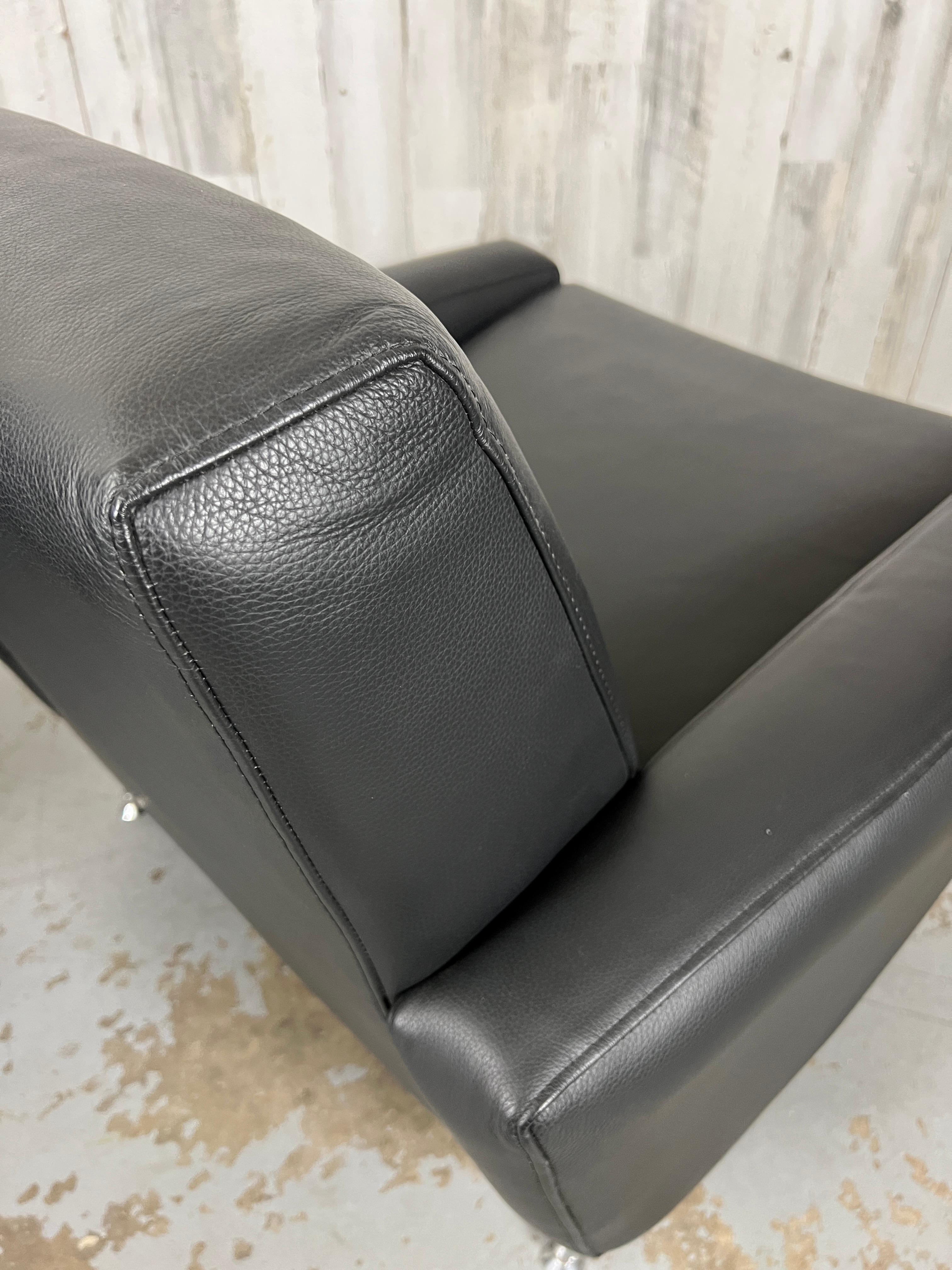 Fauteuils de salon en cuir par Airborne en vente 11