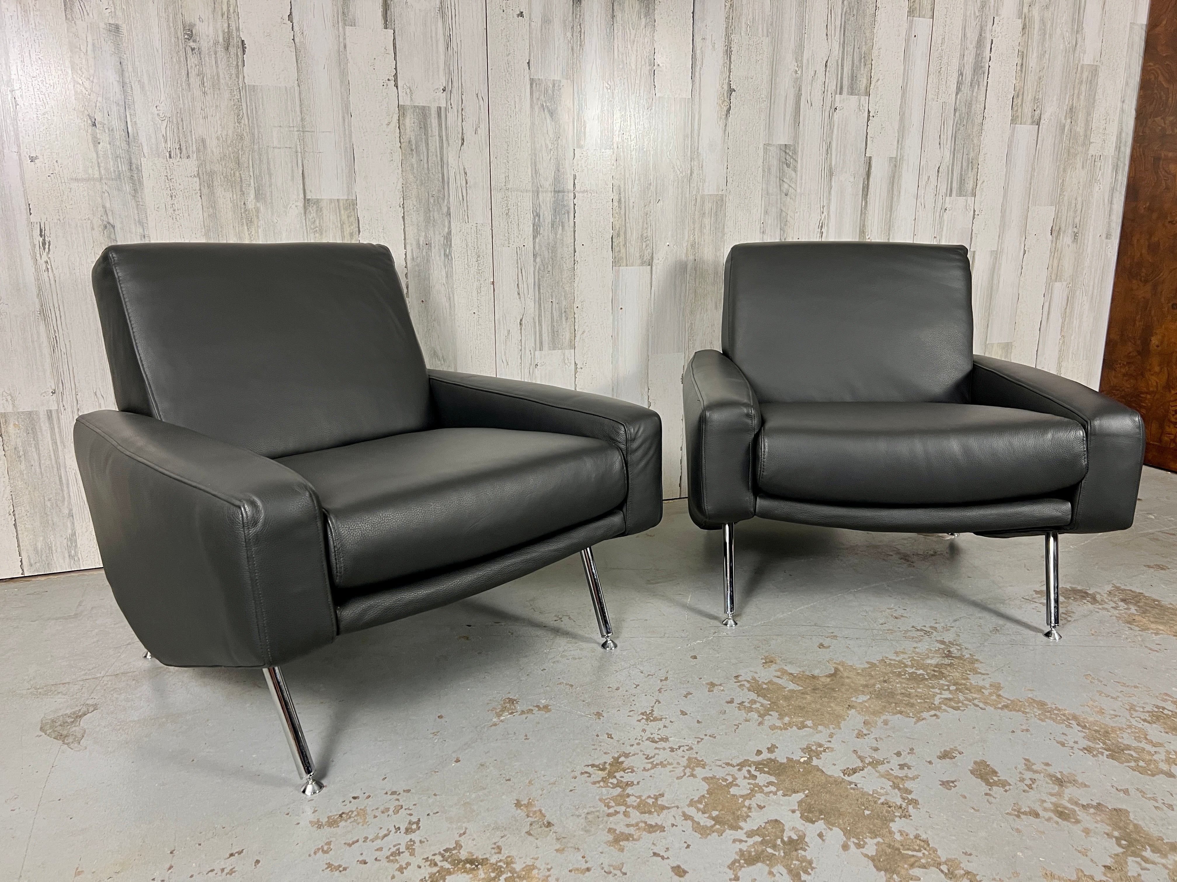 Pair of black leather with chrome chairs lounge chairs by Airborne, France.
