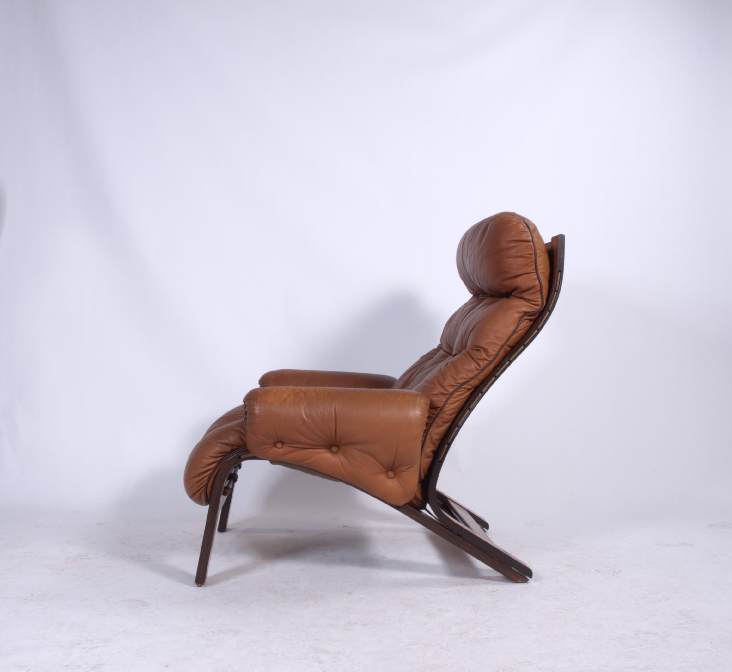 A very rare Sculptural organic shaped midcentury leather & jacaranda wood chair.
This design Classic dates from the 1960s & was produced by the leading Norwegian Midcentury design manufacturer Rybo Rykken & Co. It is designed by Elsa Solheim &