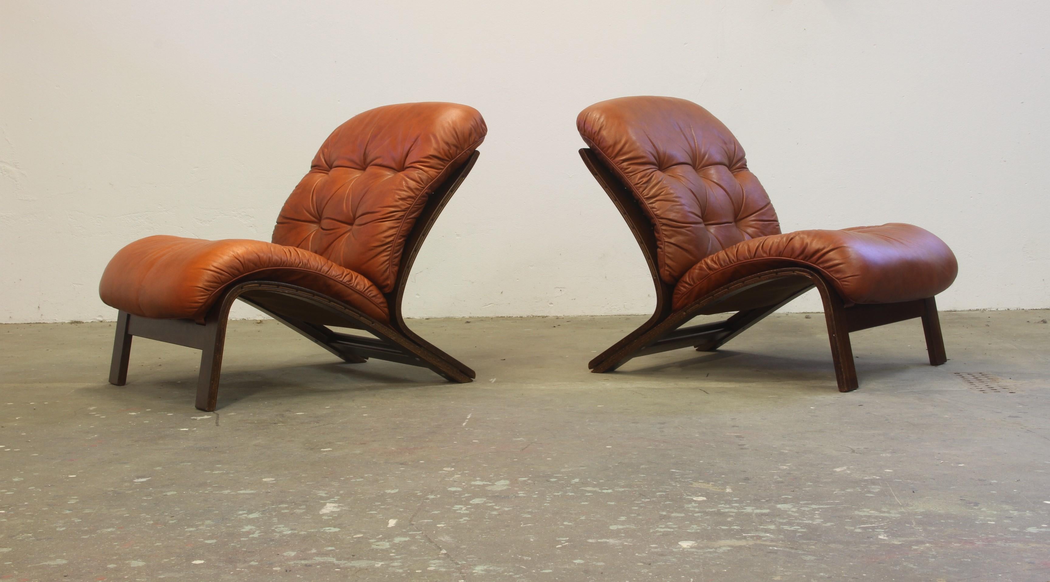 A very rare Sculptural Organic shaped Mid Century leather & bended beechwood chair.
This design classic dates from the 1960s & was produced by the leading Norwegian mid century design manufacturers Rybo Rykken & Co. It is designed by Elsa Solheim &