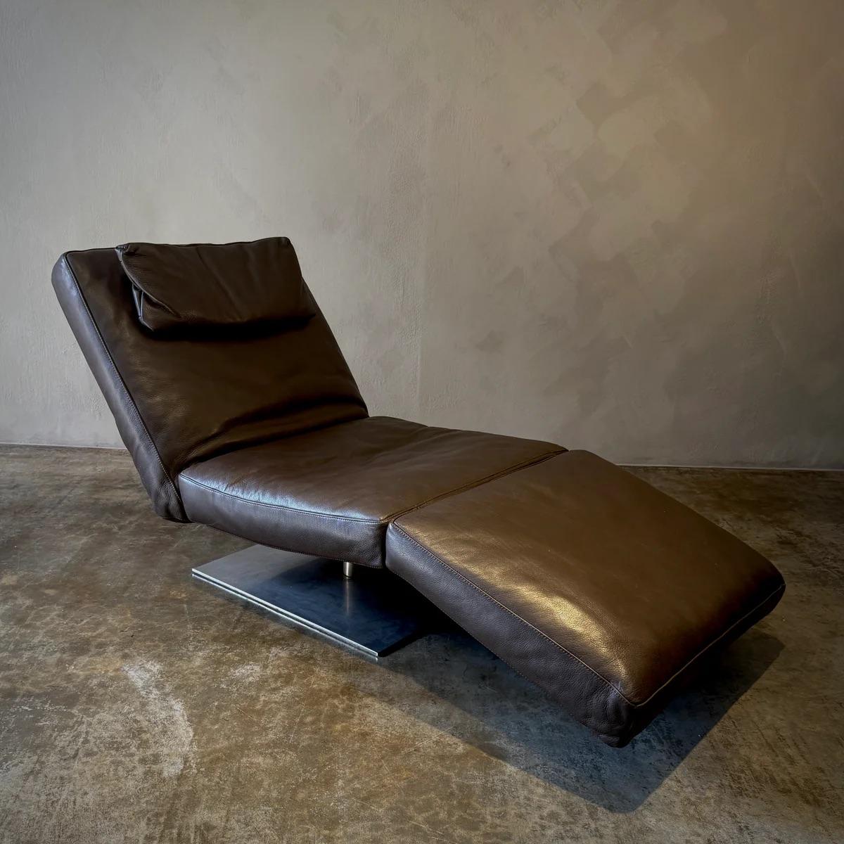 Diese elegante Lederliege bietet eine perfekte Mischung aus Komfort und minimalistischer Raffinesse. Die großzügig gepolsterten Teile sorgen für ein angenehmes Liegegefühl, während die tiefbraune Lederpolsterung zeitlose Eleganz ausstrahlt. Die