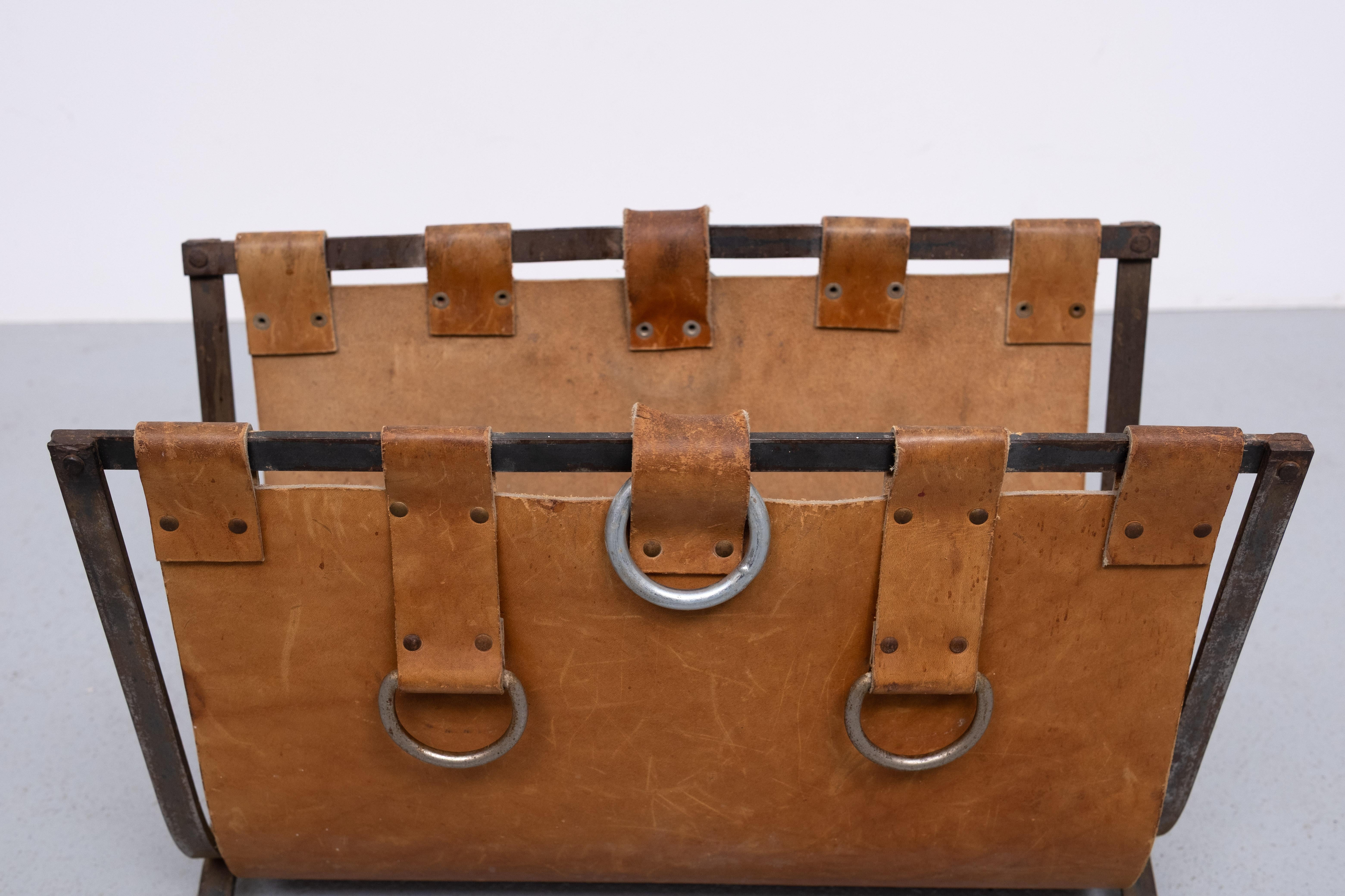 Porta riviste in pelle molto bello. Colore cognac. Struttura in metallo.
Viene fornito con 6 anelli di alluminio, 