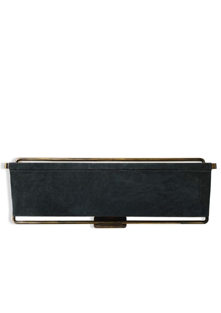 Porte-revues en cuir de Charlotte Besson-Oberlin
Dimensions : 
Dimensions générales : 76,5 x 12 x 26cm
Largeur de la poche : 72 x 21,5 cm
Matériaux : Structure en laiton patiné noir

Dimensions générales : L 765 x P 120 x H 260mm largeur de