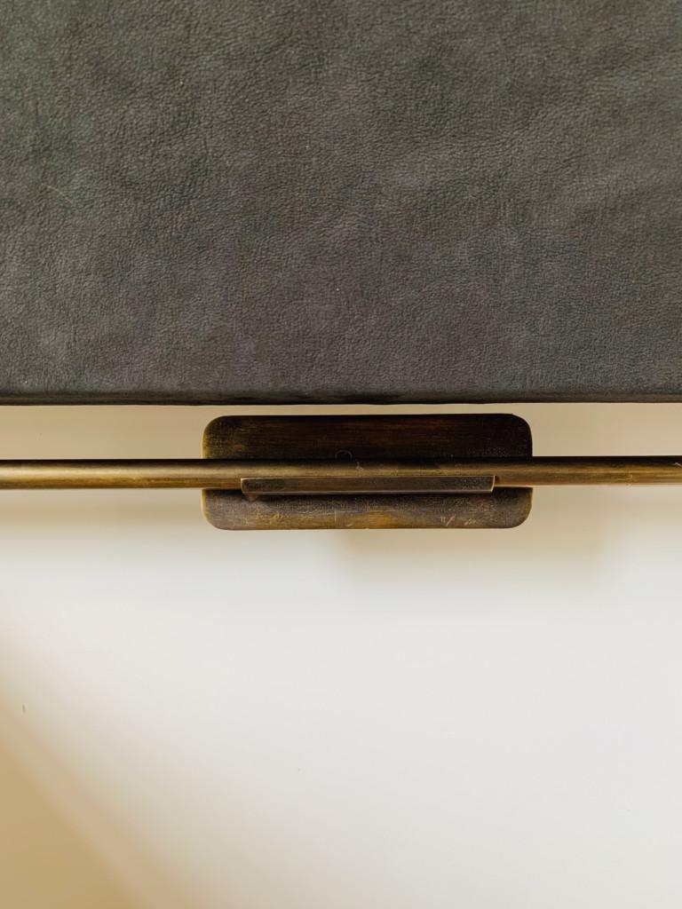 Porte-revues en cuir de Charlotte Besson-Oberlin 1
