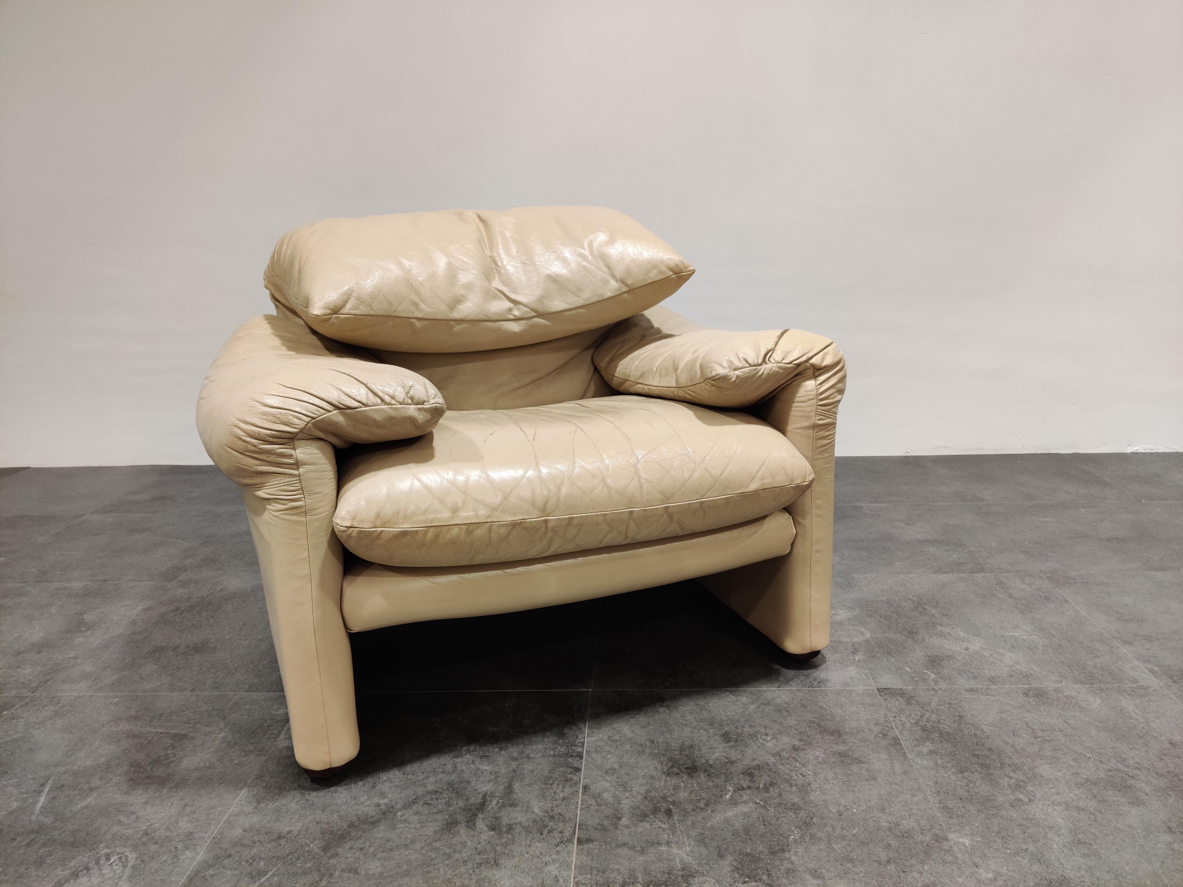 Vintage cream leather maralunga armchair designed by Vico Magistretti for Cassina.

Award winning design piece from 1973 with adjustable backrest.

Condition:
The leather upholstery is a little worn, in a beautiful way but still perfectly
