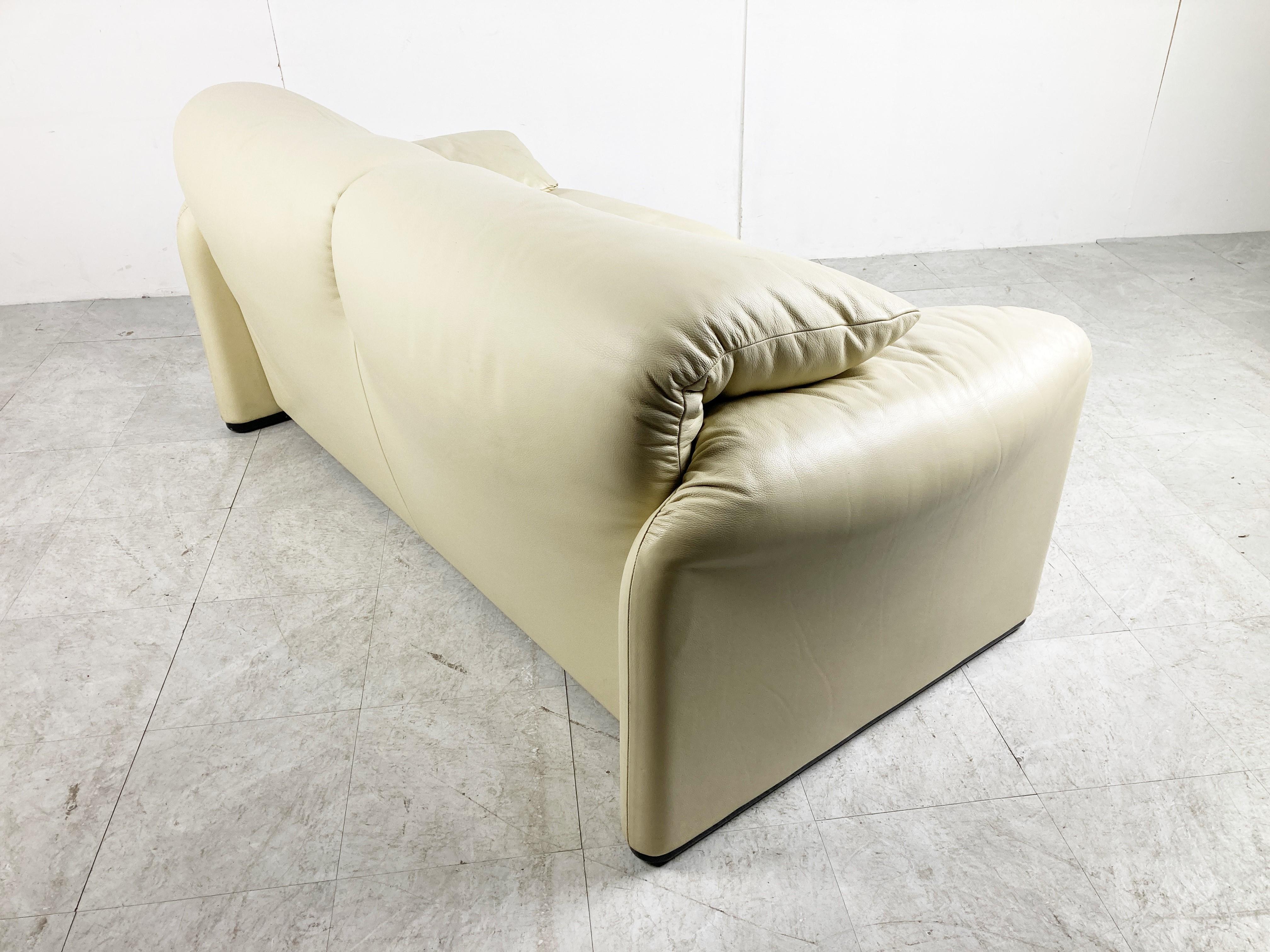 Vintage white/beige leather maralunga sofa designed by Vico Magistretti for Cassina in 1973.

Iconic design sofa with a timeless look.

The backrests are adjustable..

Good condition, one of the seat cushions have a slightly different