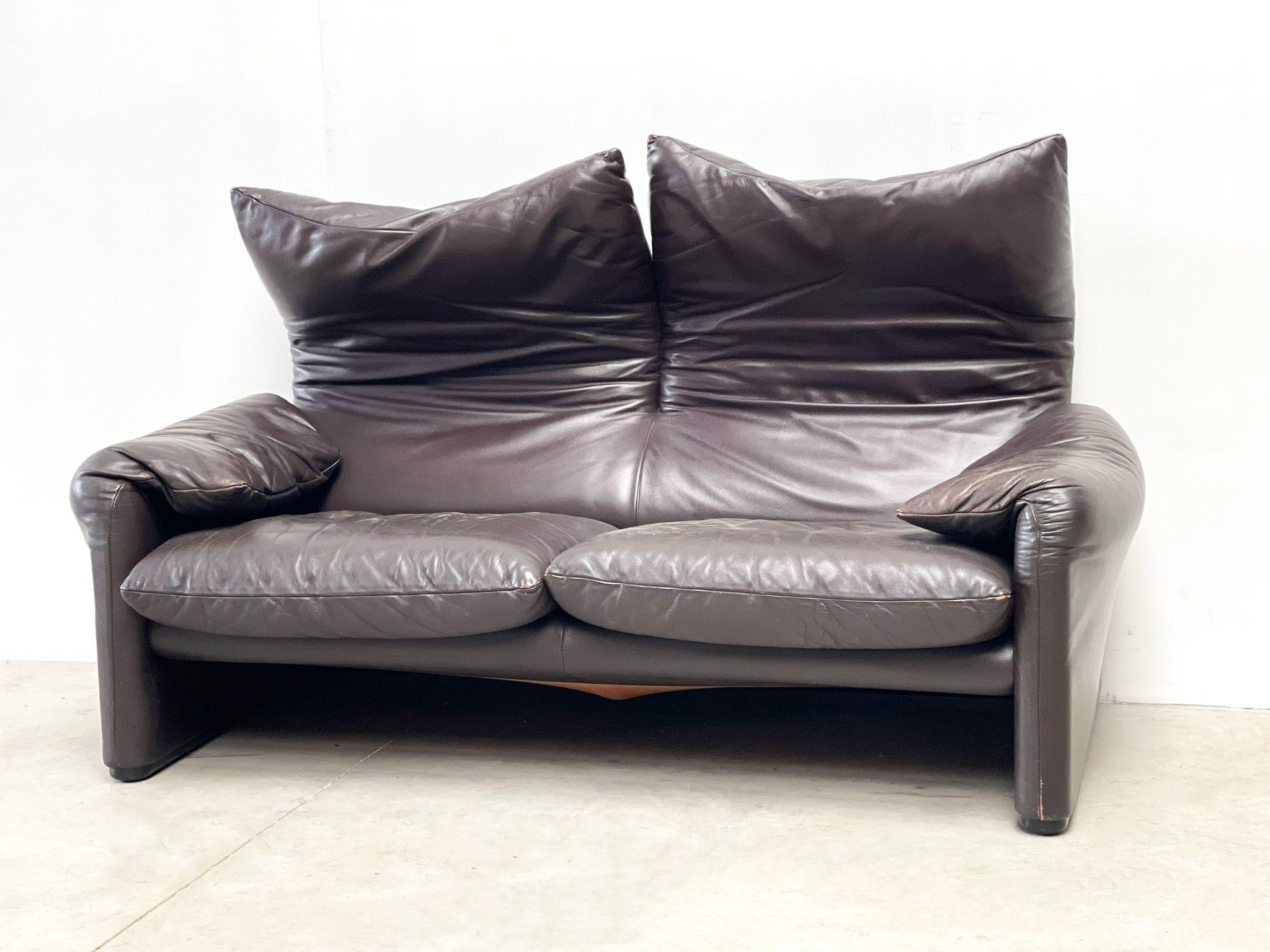 Vintage dark brown leather maralunga sofa designed by Vico Magistretti for Cassina in 1973.

Iconic design sofa with a timeless look.

The backrests are adjustable.

Good condition.

1970s- Italy

Dimensions
H 28 in. x W 65 in. x D 35