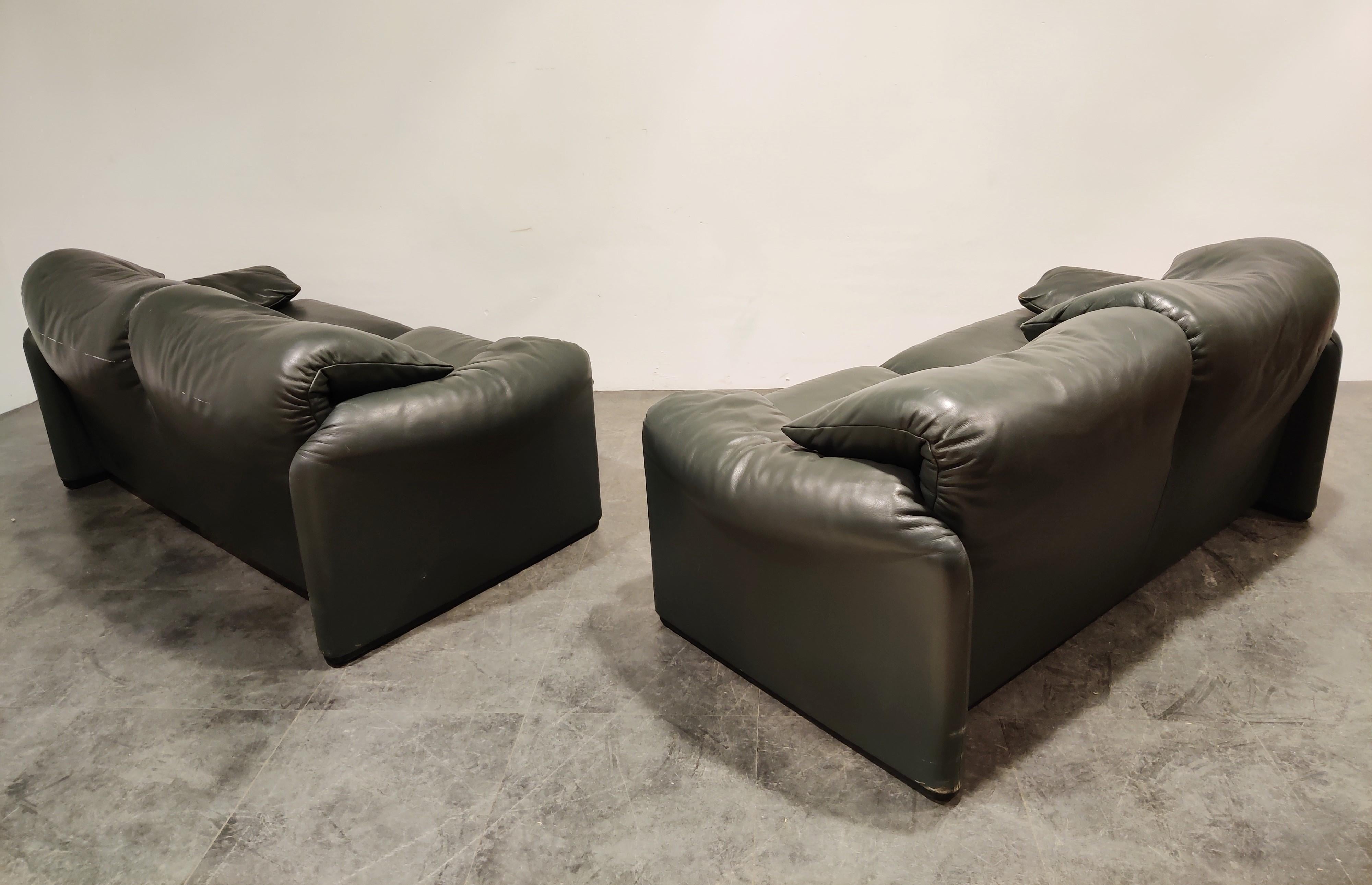 Vintage rare dark green leather maralunga sofa set designed by Vico Magistretti for Cassina.

Award winning design piece from 1973 with adjustable backrests.

The set consists of a two 2 seater sofas

Good condition with age related wear. Some
