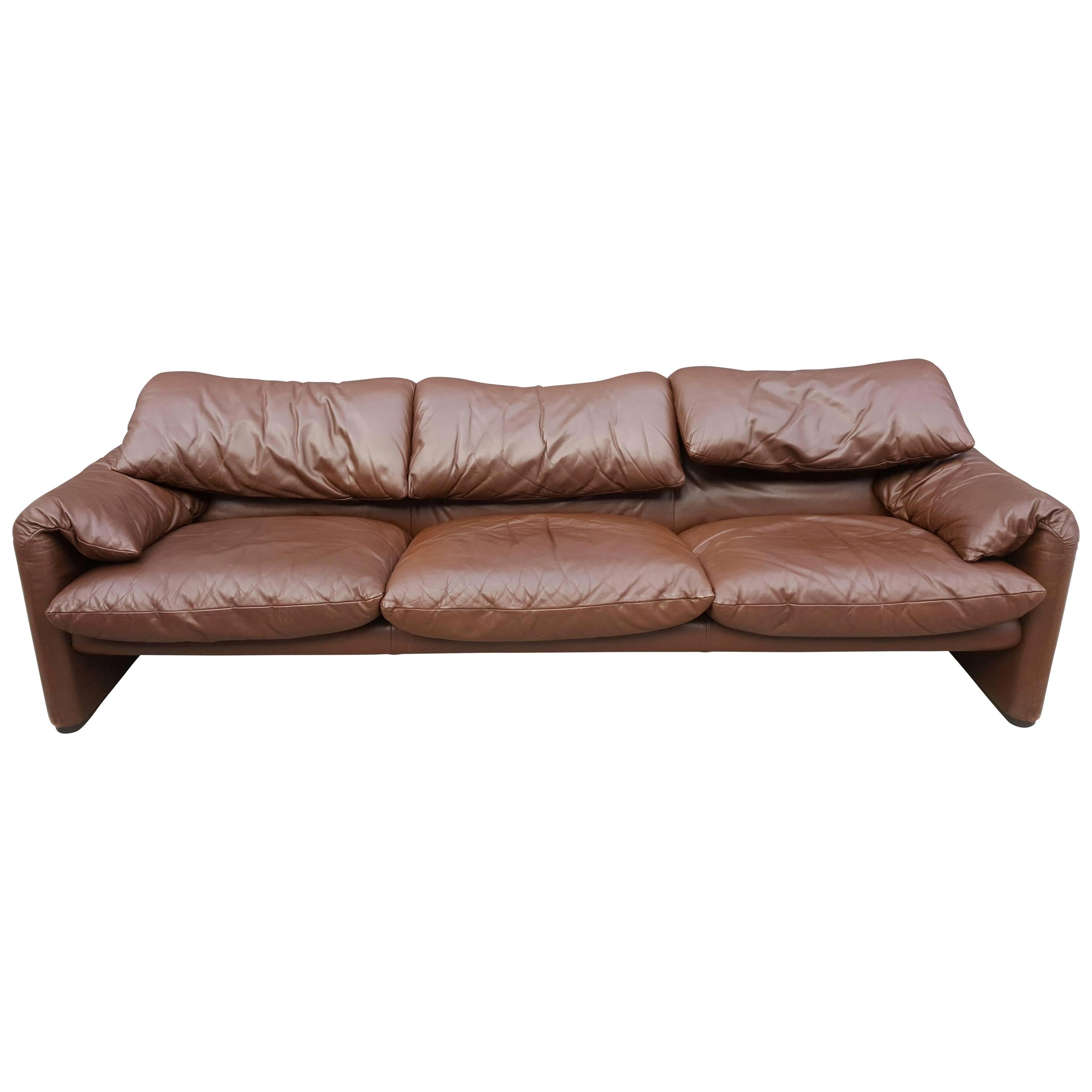 Vintage brown leather maralunga sofa set designed by Vico Magistretti for Cassina.

Award winning design piece from 1973 with adjustable backrests.

The set consists of a 3-seat sofa and two one-seat sofas.

Very good condition

1973,