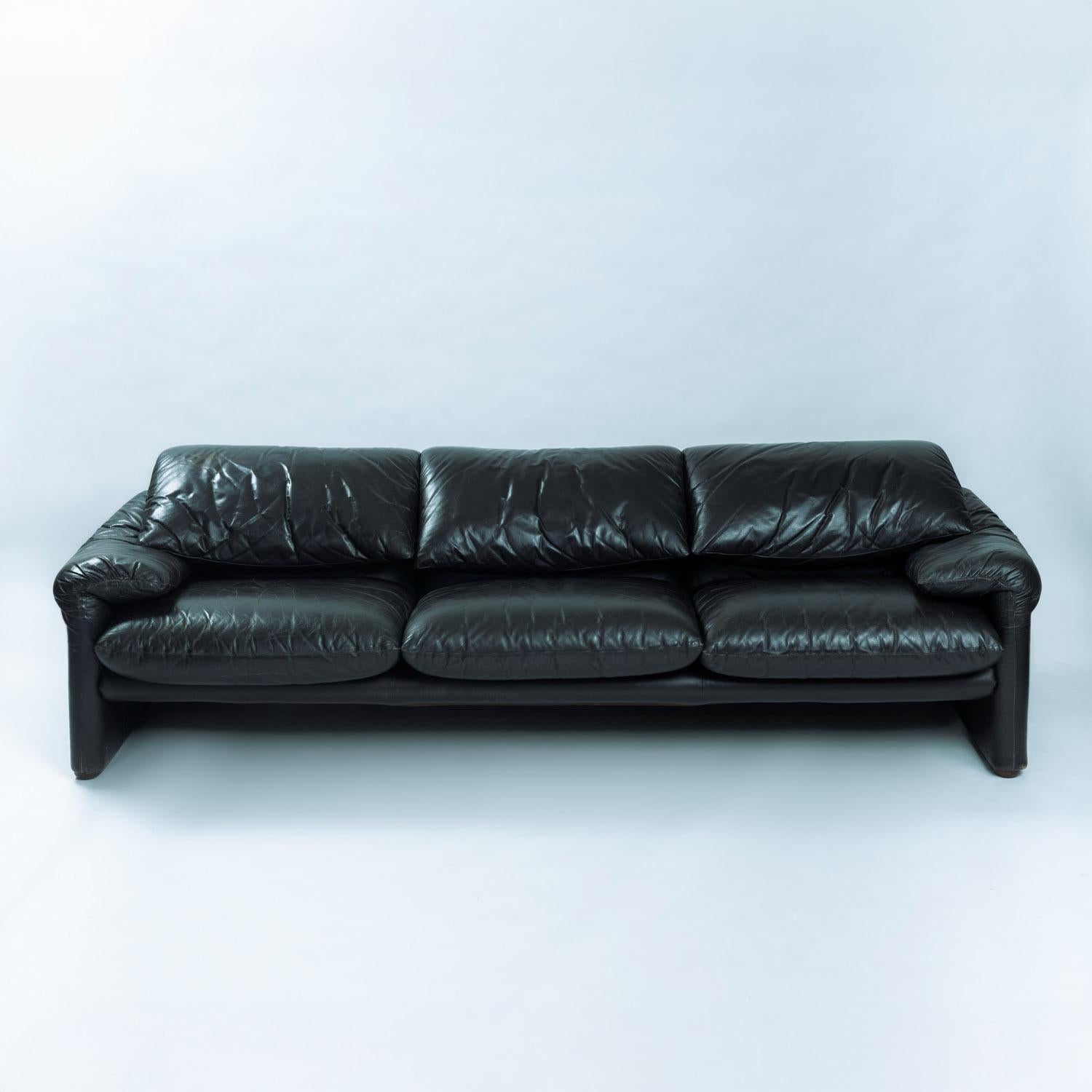 Magnifique canapé maralunga vintage bouffant en cuir noir par Vico Magistretti, produit à la fin des années 1980 et conçu dans les années 1970 et produit par Cassina.
Ces versions sont reconnaissables à leurs pieds en bois et non en plastique.

Ce