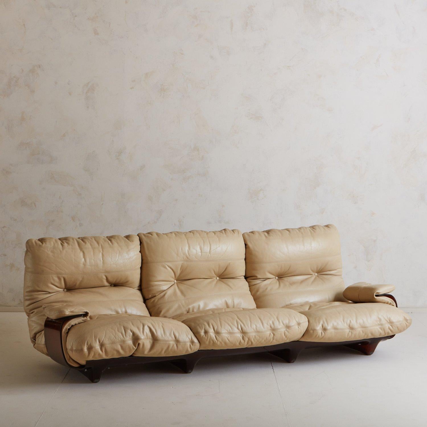 Canapé Marsala à trois places conçu par Michel Ducaroy pour Lignet Roset. Ce canapé est doté d'un cadre incurvé en plexiglas ambré. Il est recouvert de cuir crème d'origine et possède deux accoudoirs. Conserve l'étiquette d'origine 