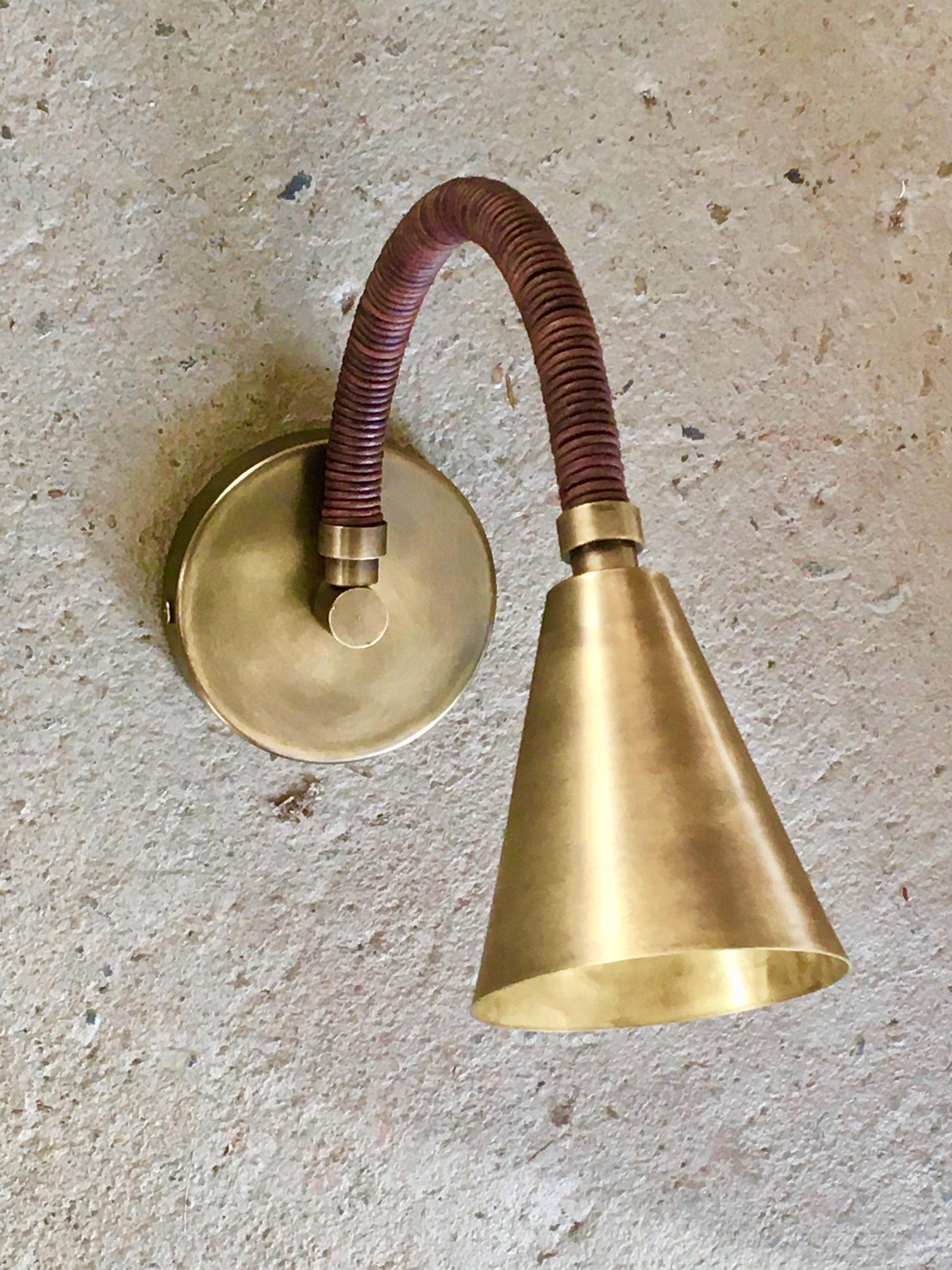 Lampada da parete Meander in pelle In condizioni Nuovo in vendita a Pound Ridge, NY