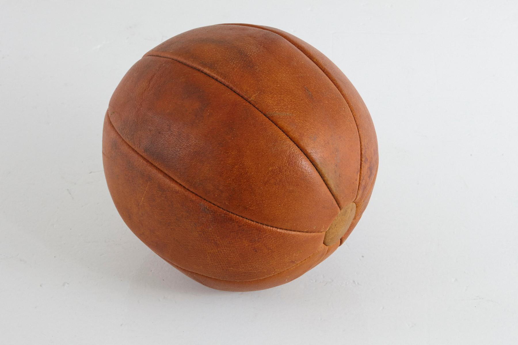 Deutscher „Medizinball – 3 kg“ – Medizinball, ca. 1930er Jahre. Dunkel honigfarbenes Sattelleder mit großartiger Patina in sehr gutem Vintage-Zustand. 3 kg - 6.6 lbs.
