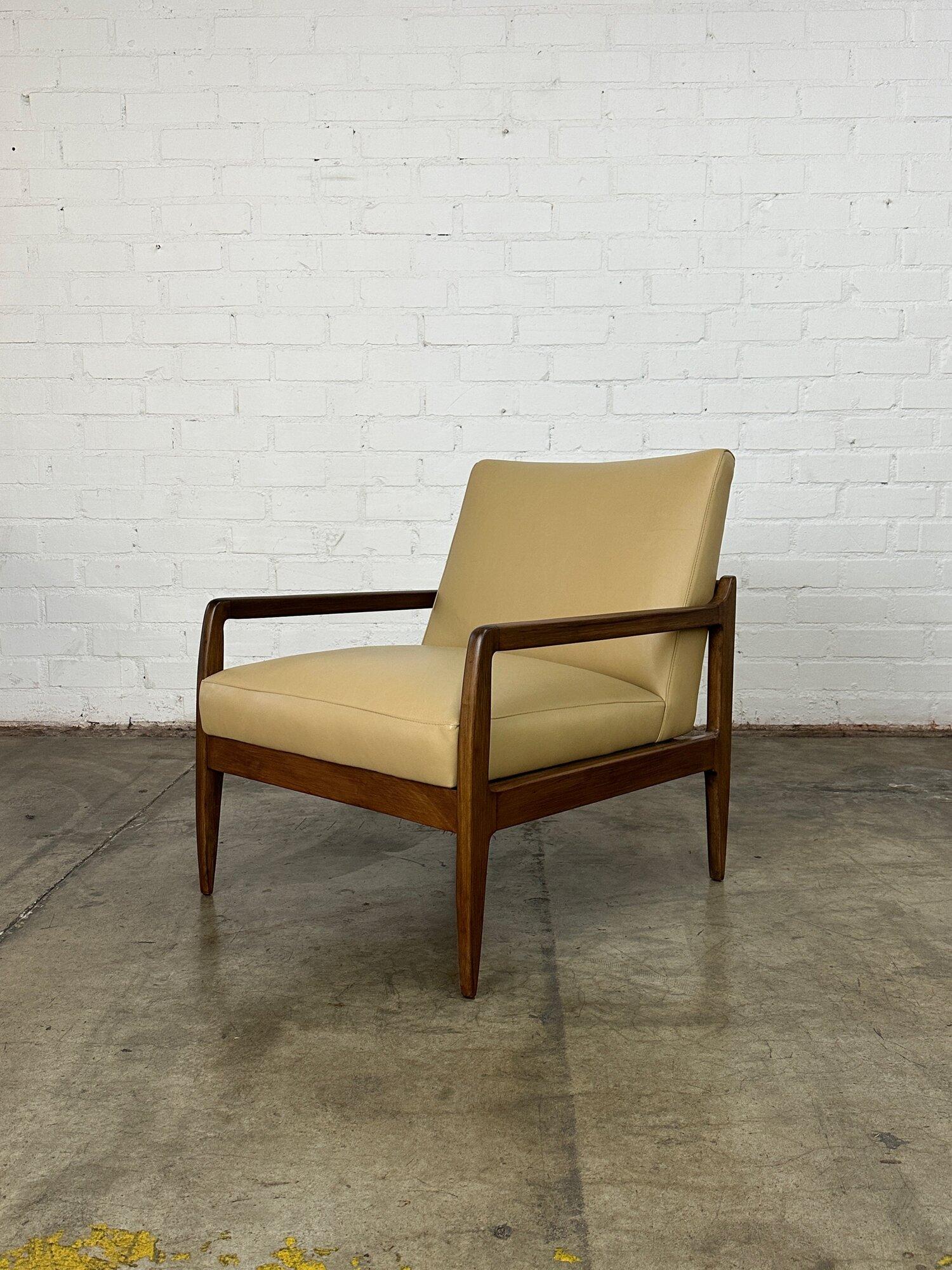 Leather Mid Century Lounge Chair In Good Condition For Sale In Los Angeles, CA