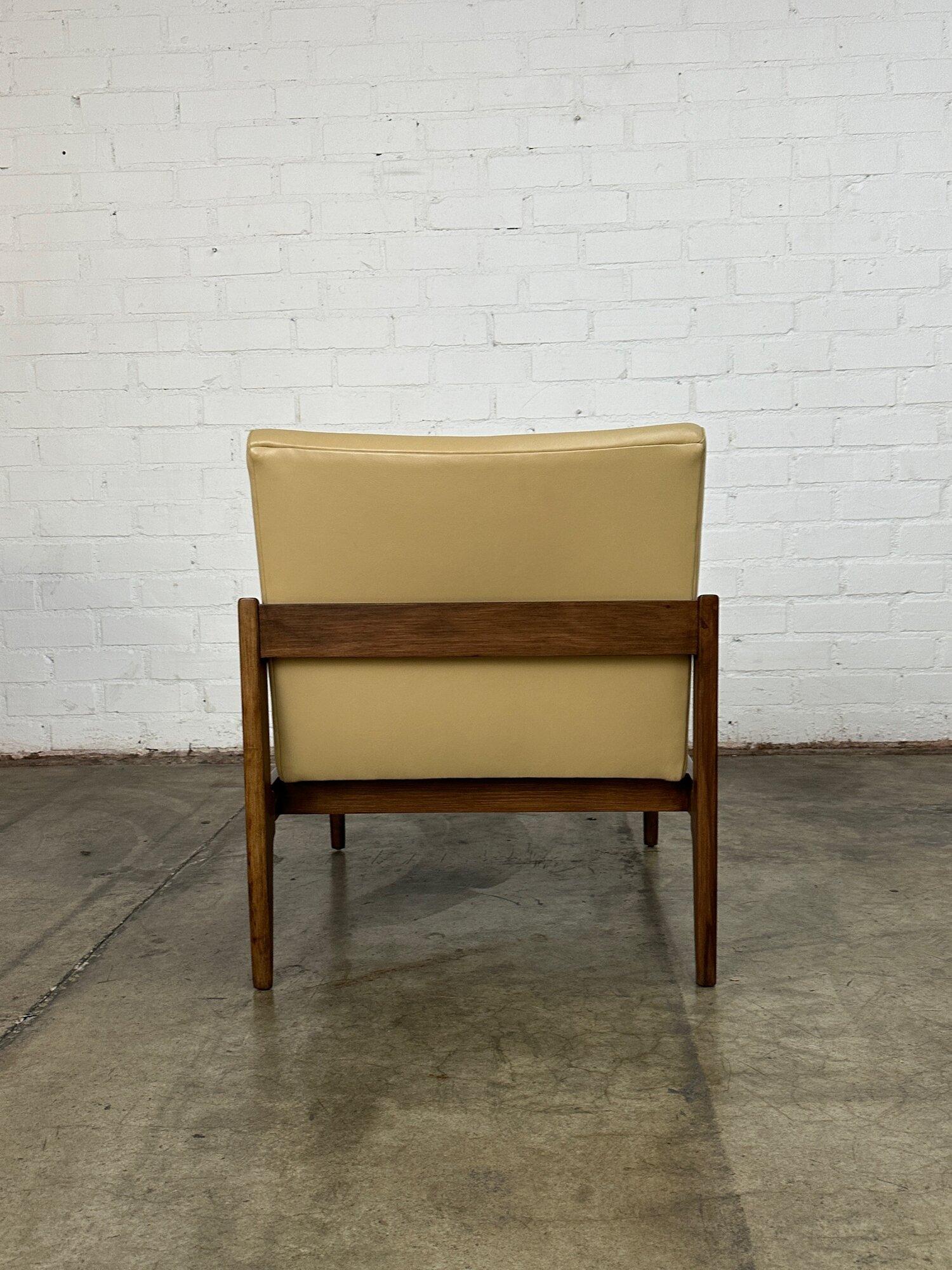Leather Mid Century Lounge Chair For Sale 2
