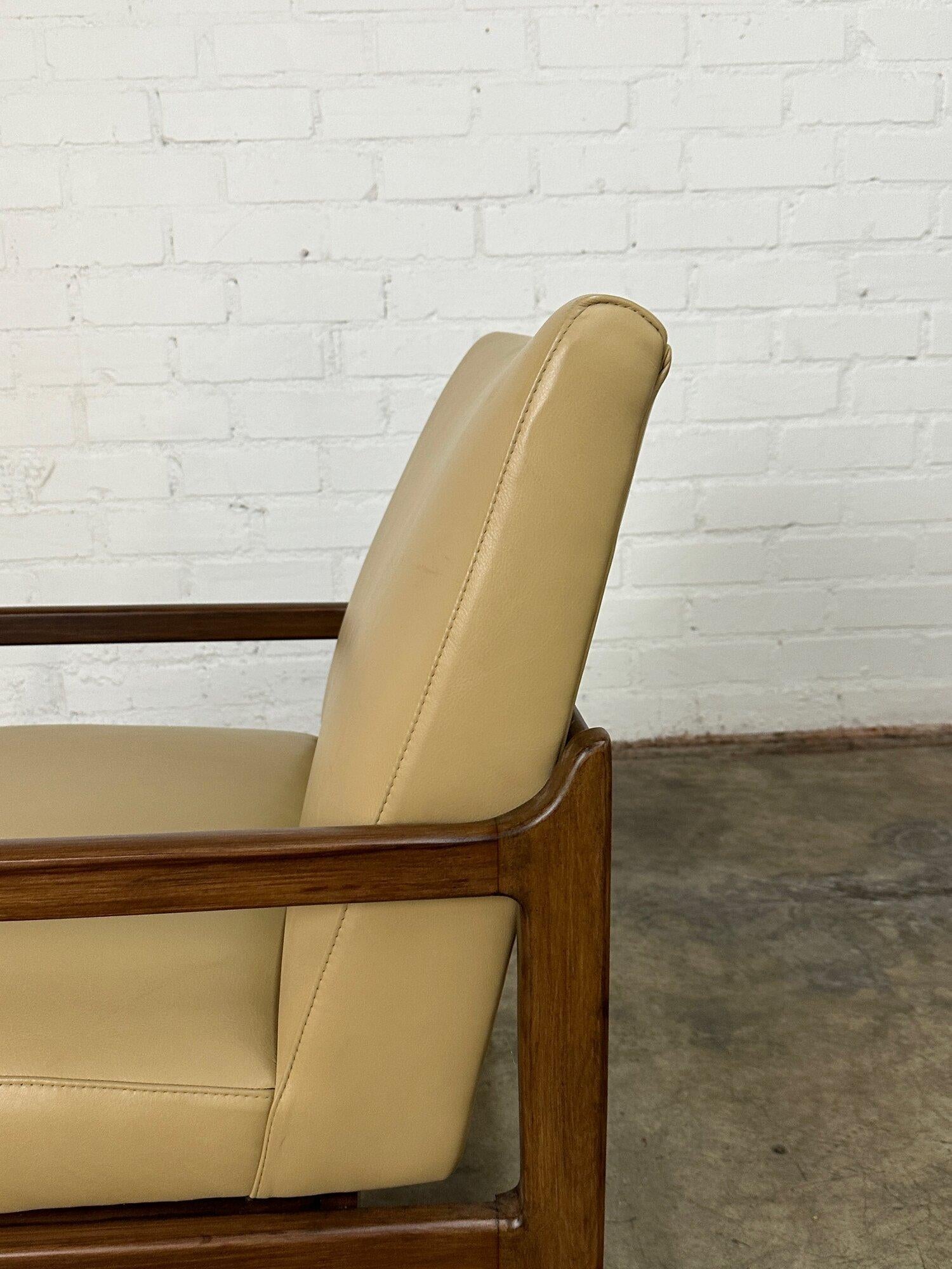 Leather Mid Century Lounge Chair For Sale 3
