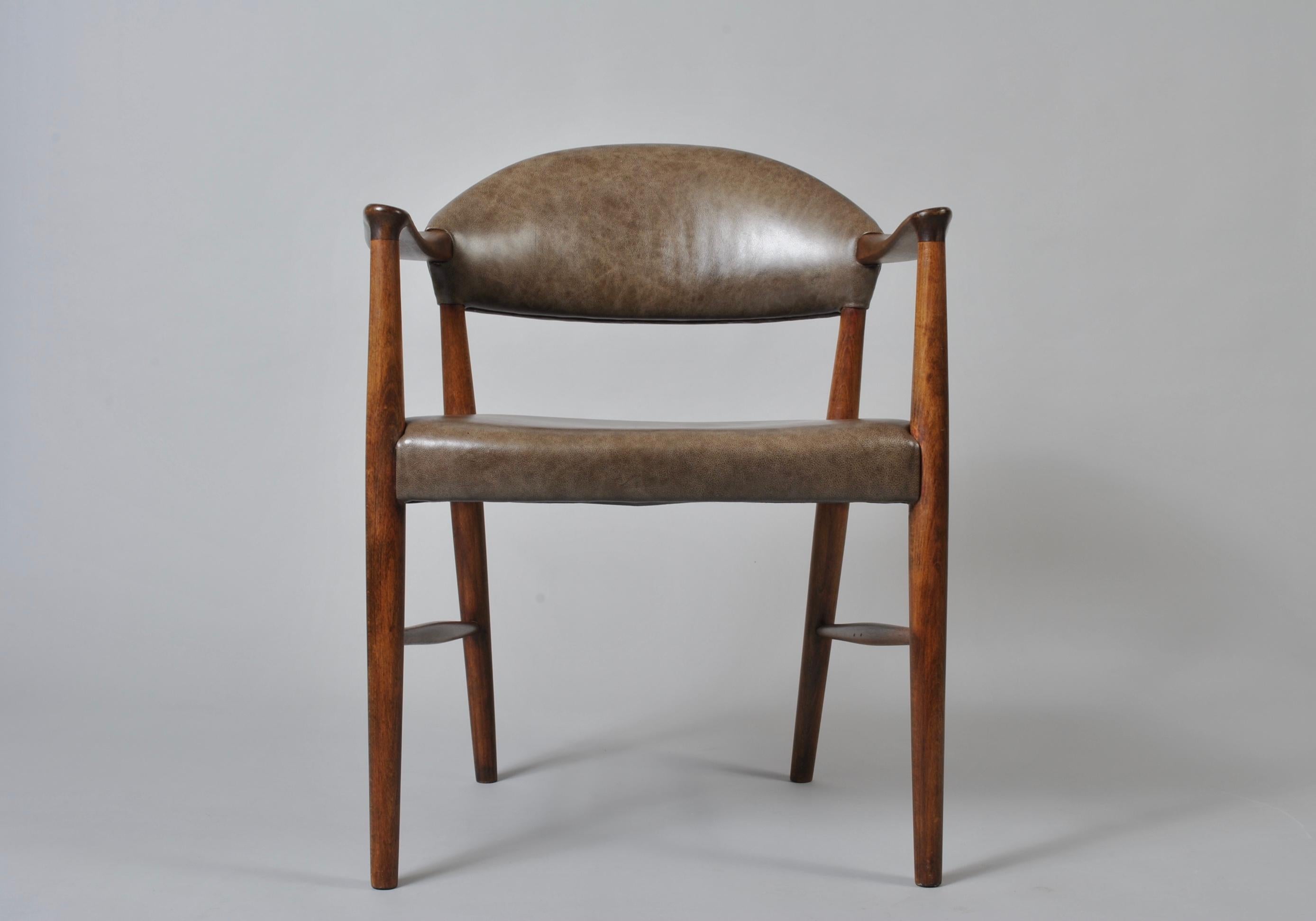 A Classic midcentury Danish Kurt Olsen elbow chair in Italian leather upholstery. Produced in Denmark, circa 1950s.
Dark finished beech polished frame.
Extremely comfortable.