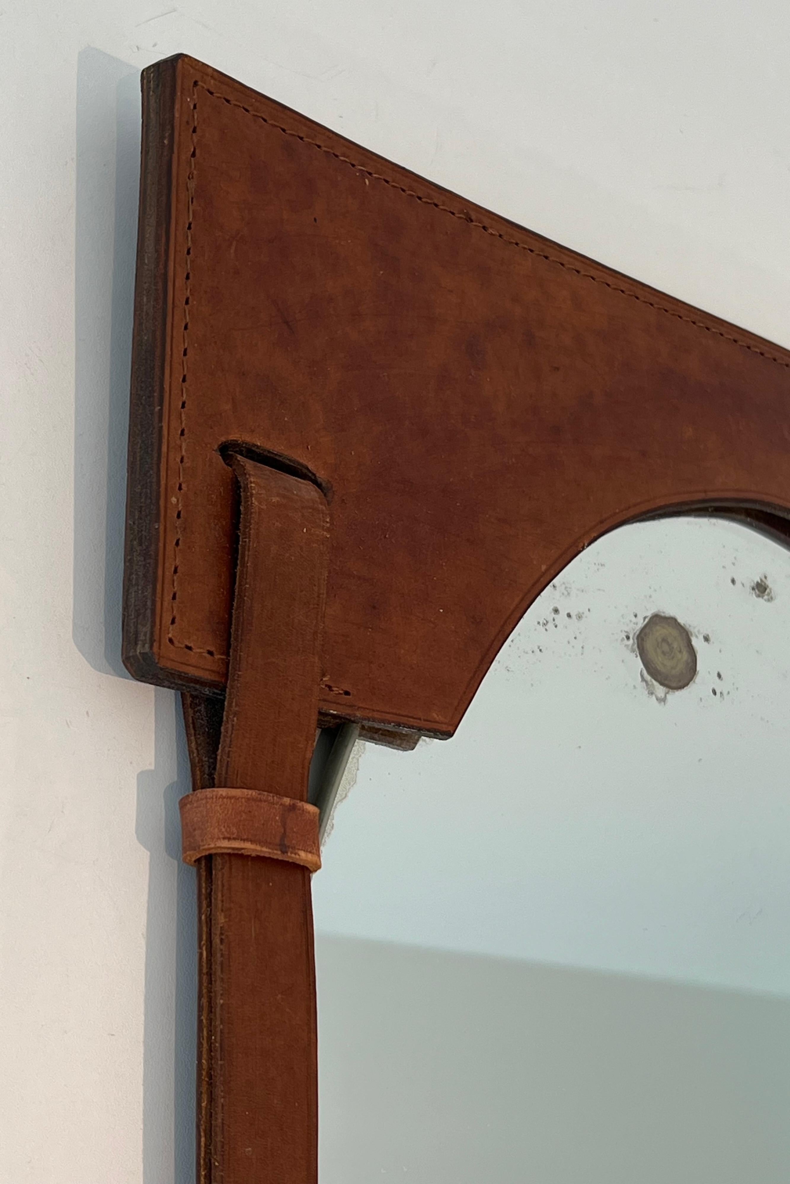 Français Miroir en cuir dans le style de Jacques Adnet en vente