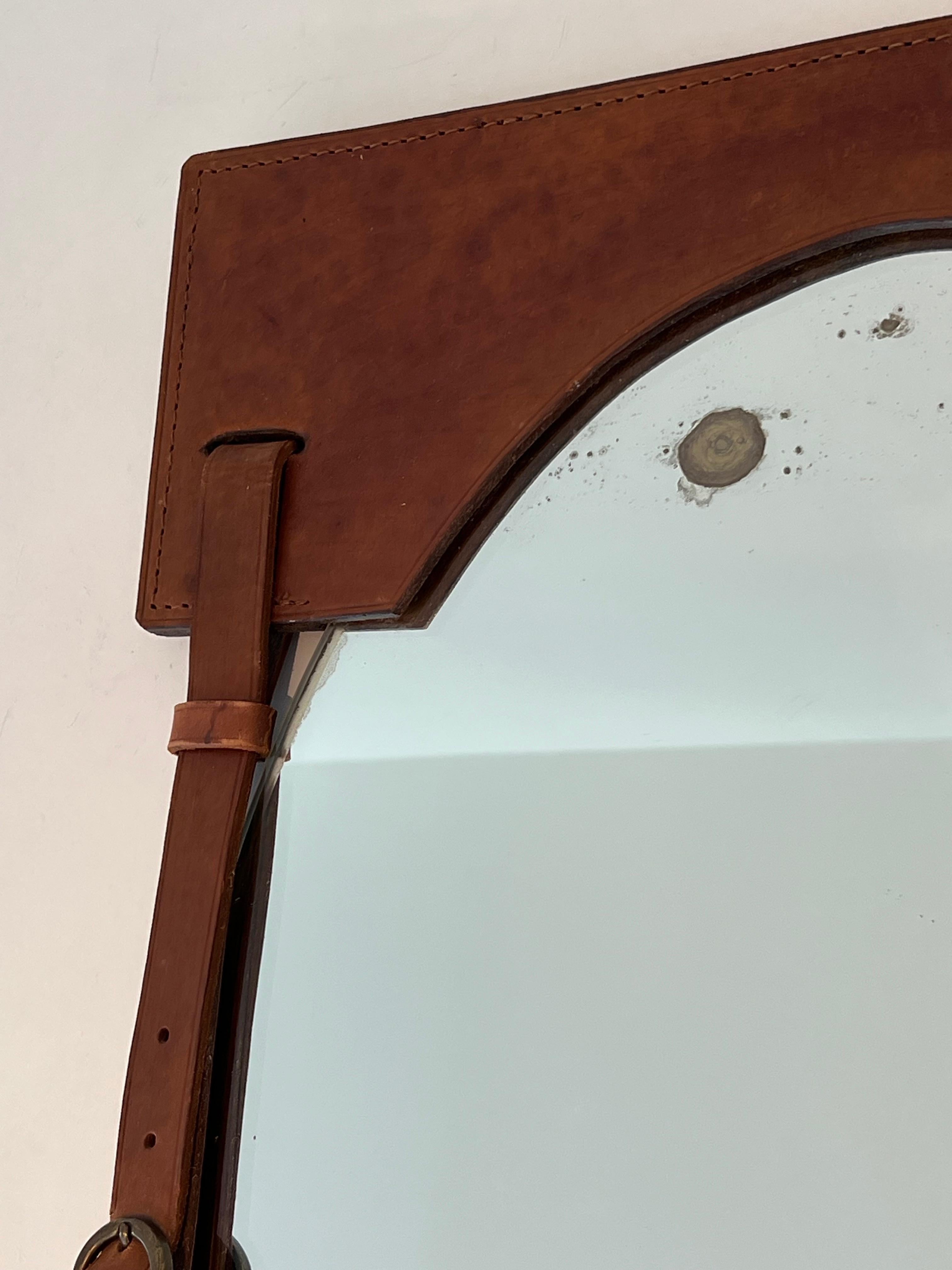 Miroir en cuir dans le style de Jacques Adnet Bon état - En vente à Marcq-en-Barœul, Hauts-de-France