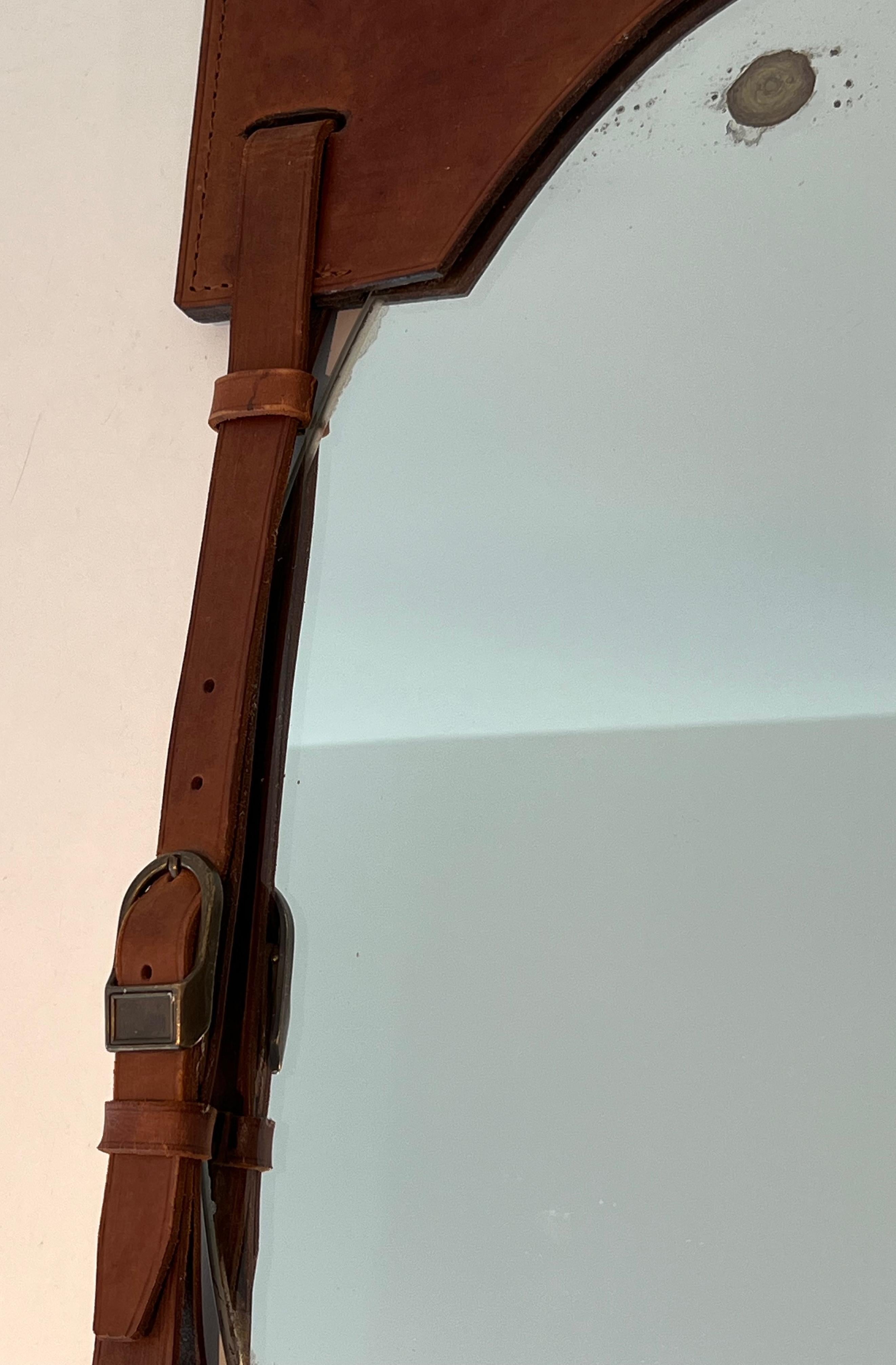 Milieu du XXe siècle Miroir en cuir dans le style de Jacques Adnet en vente