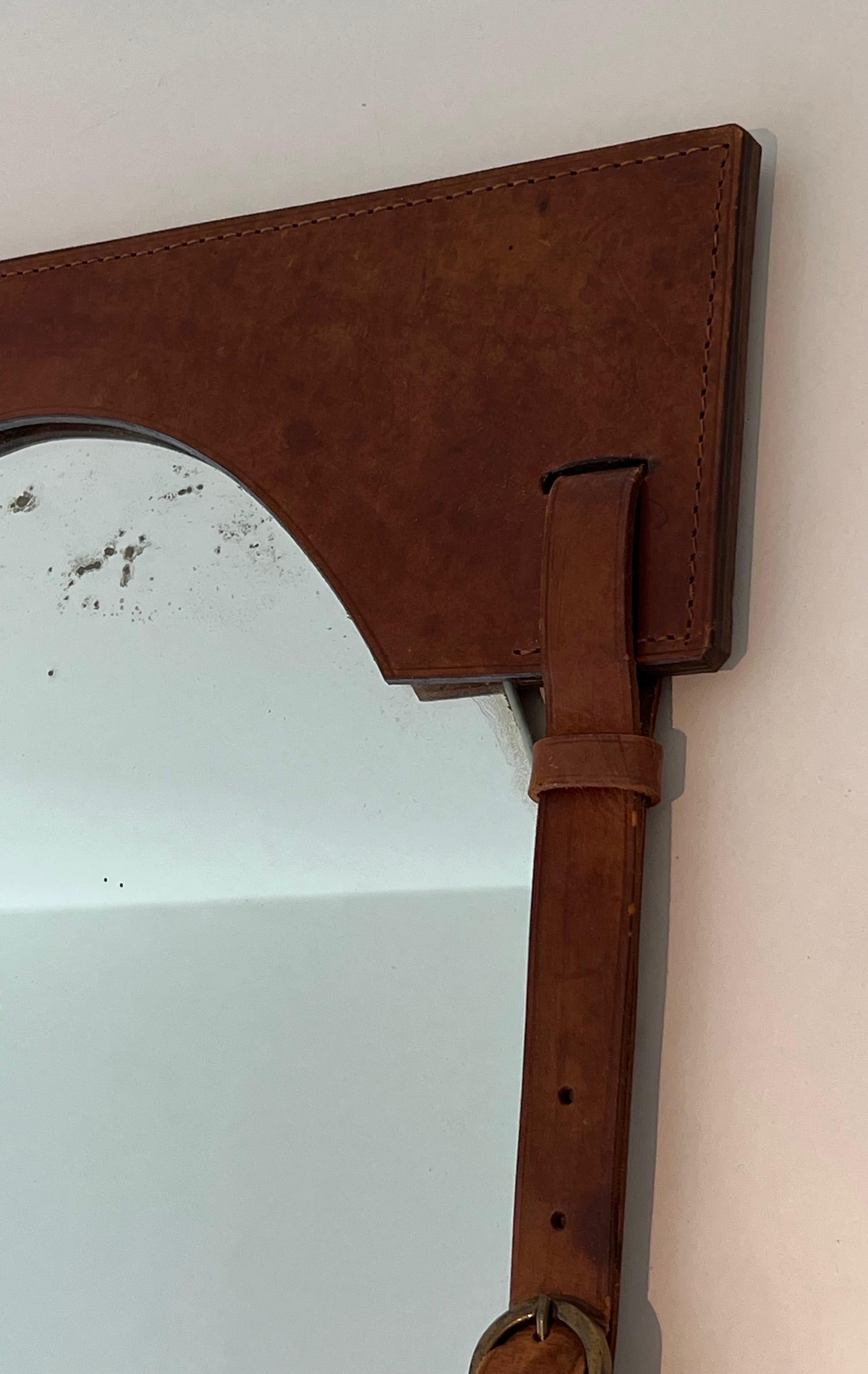 Miroir en cuir dans le style de Jacques Adnet en vente 1