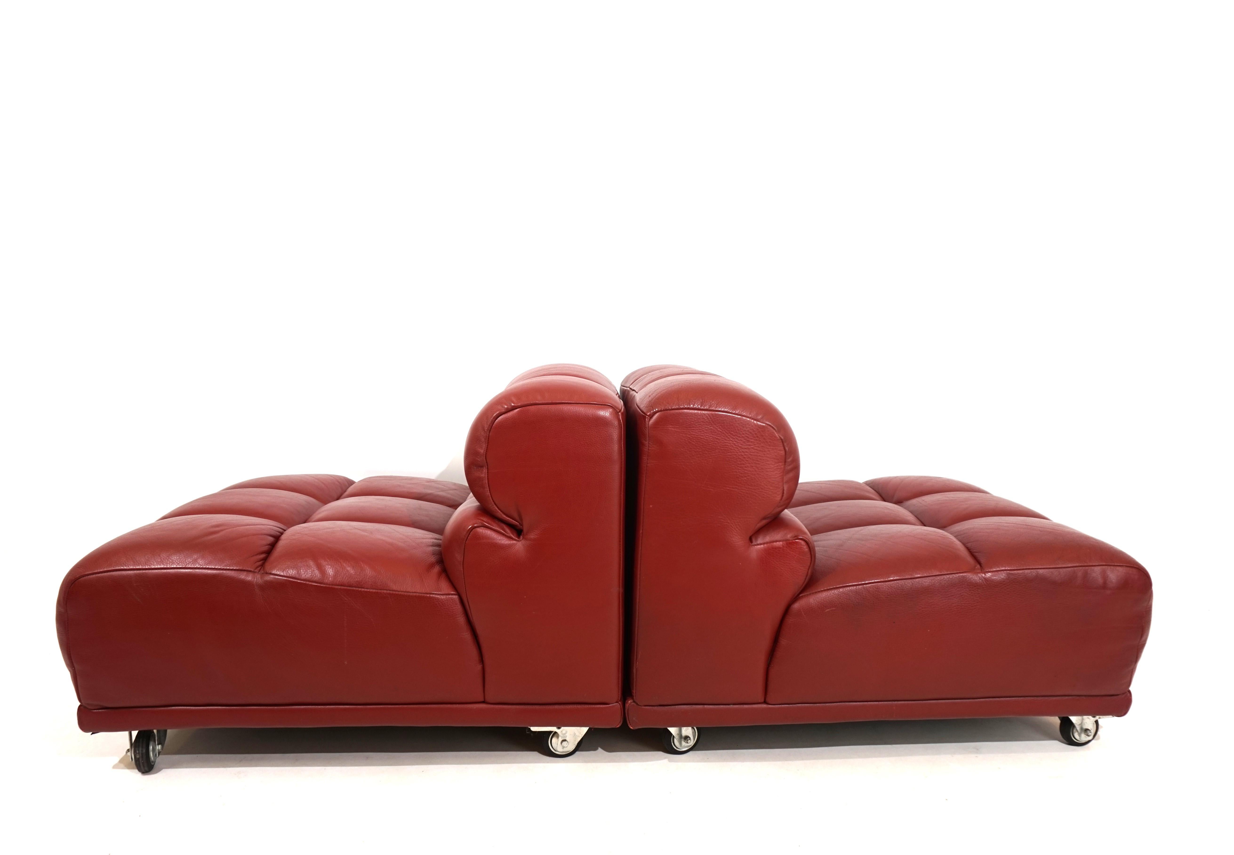 The set of 2 modular armchairs comes in fantastic condition. The leather is a very high quality, thick and at the same time soft quality. The seams are of high quality. The lines with the deep cuts in the cassettes indicate an Italian manufacturer.
