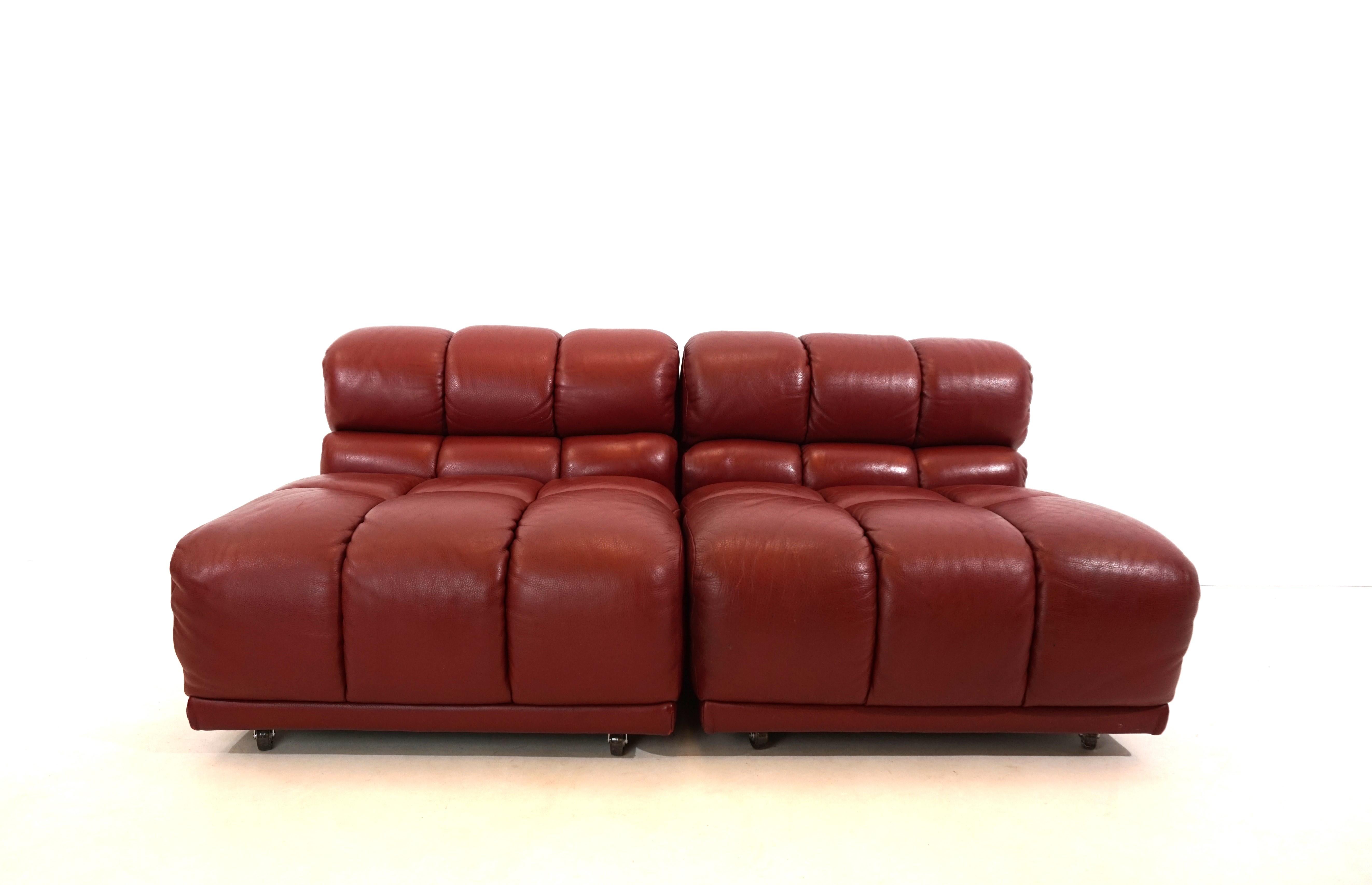 The set of 2 modular armchairs comes in fantastic condition. The leather is a very high quality, thick and at the same time soft quality. The seams are of high quality. The lines with the deep cuts in the cassettes indicate an Italian manufacturer.