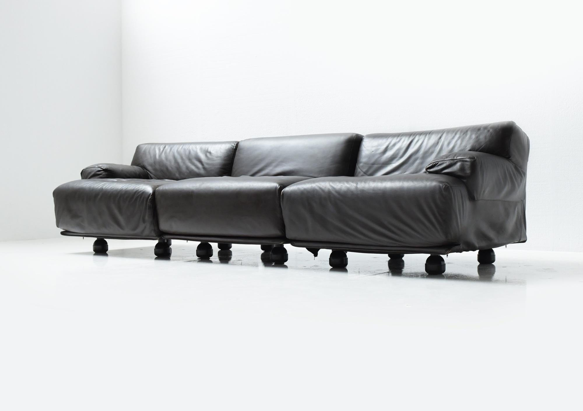Great modular Fiandra sofa in dark brown leather.
Designed by Vico Magistretti for Cassina.

Very good vintage condition with normal signs of use. With label.