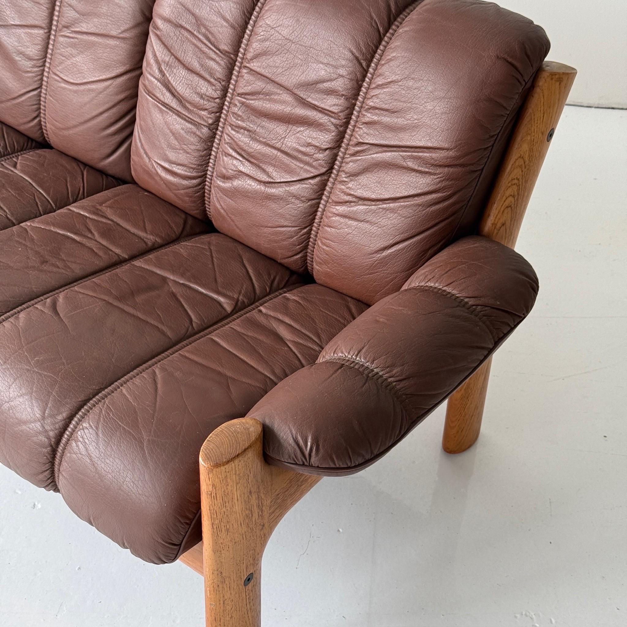 c. 1970s. Norvegia. Pelle con struttura in legno pesante scolpito. È disponibile anche un divano abbinato. 

