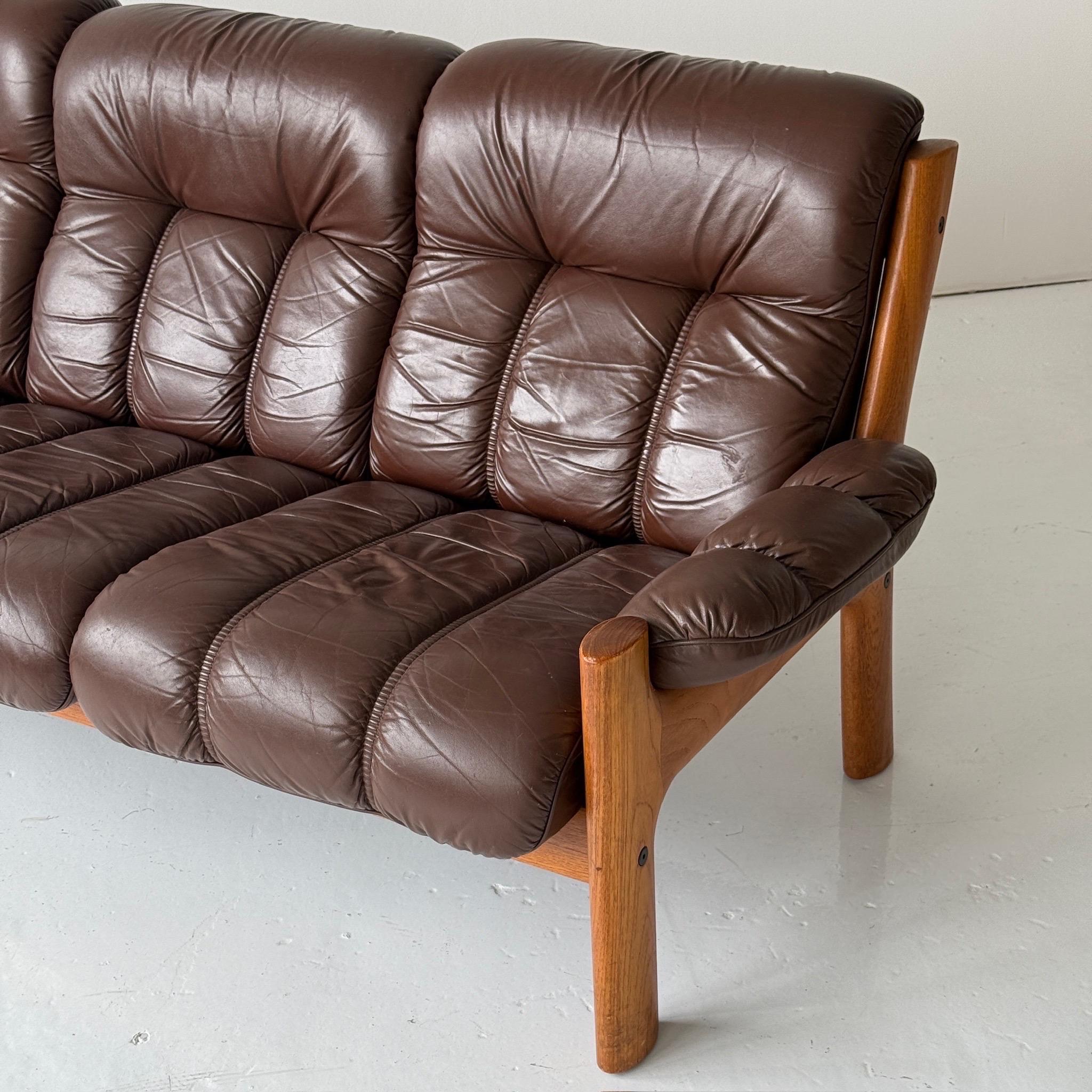 c. 1970s. Norvège. Cuir avec cadre en bois lourd sculpté. Une causeuse assortie est également disponible. 

