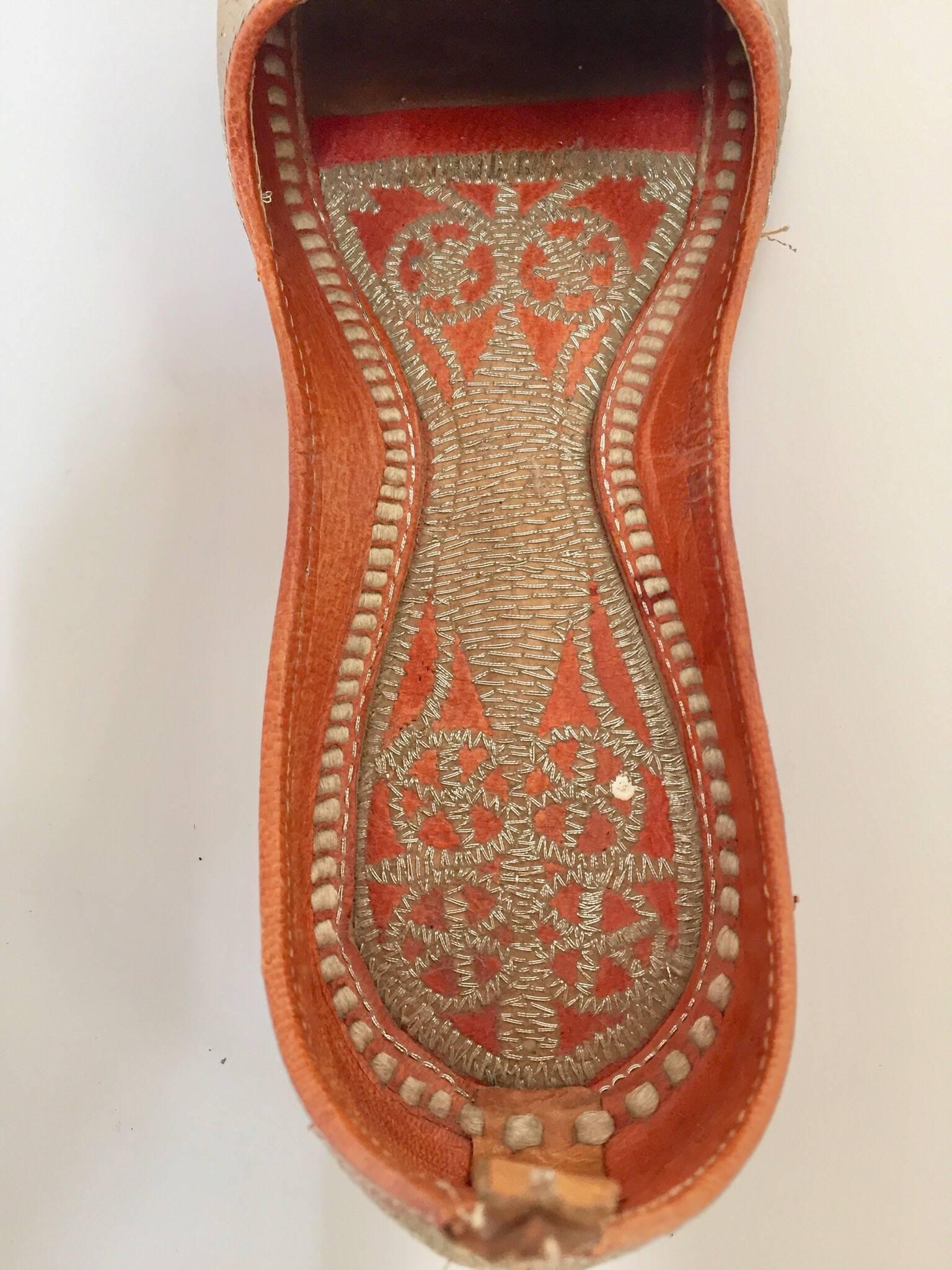Leather Mughal Moorish Shoes with Gold Embroidered For Sale 2