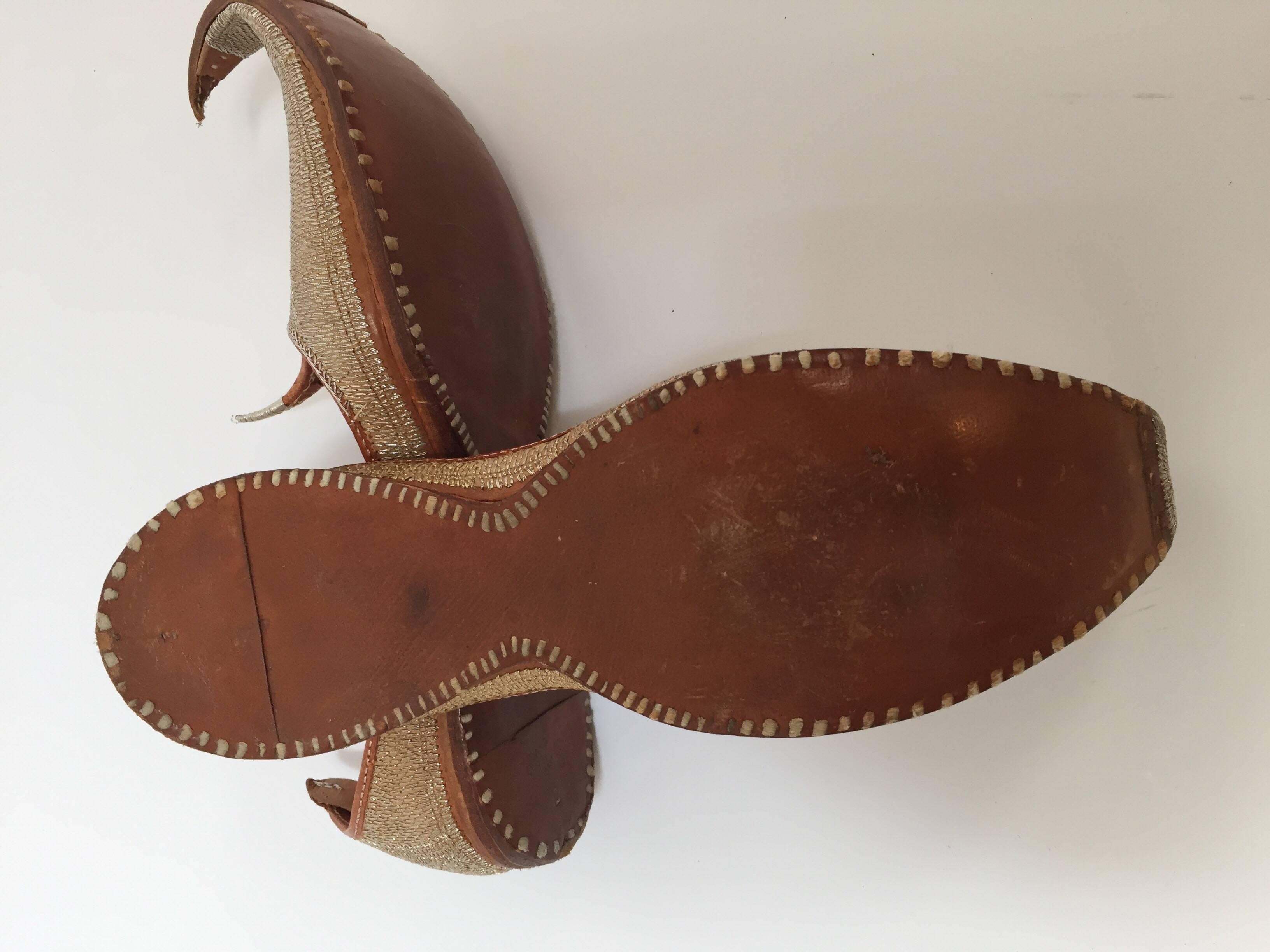 Chaussures mogholes en cuir avec broderie dorée en vente 8