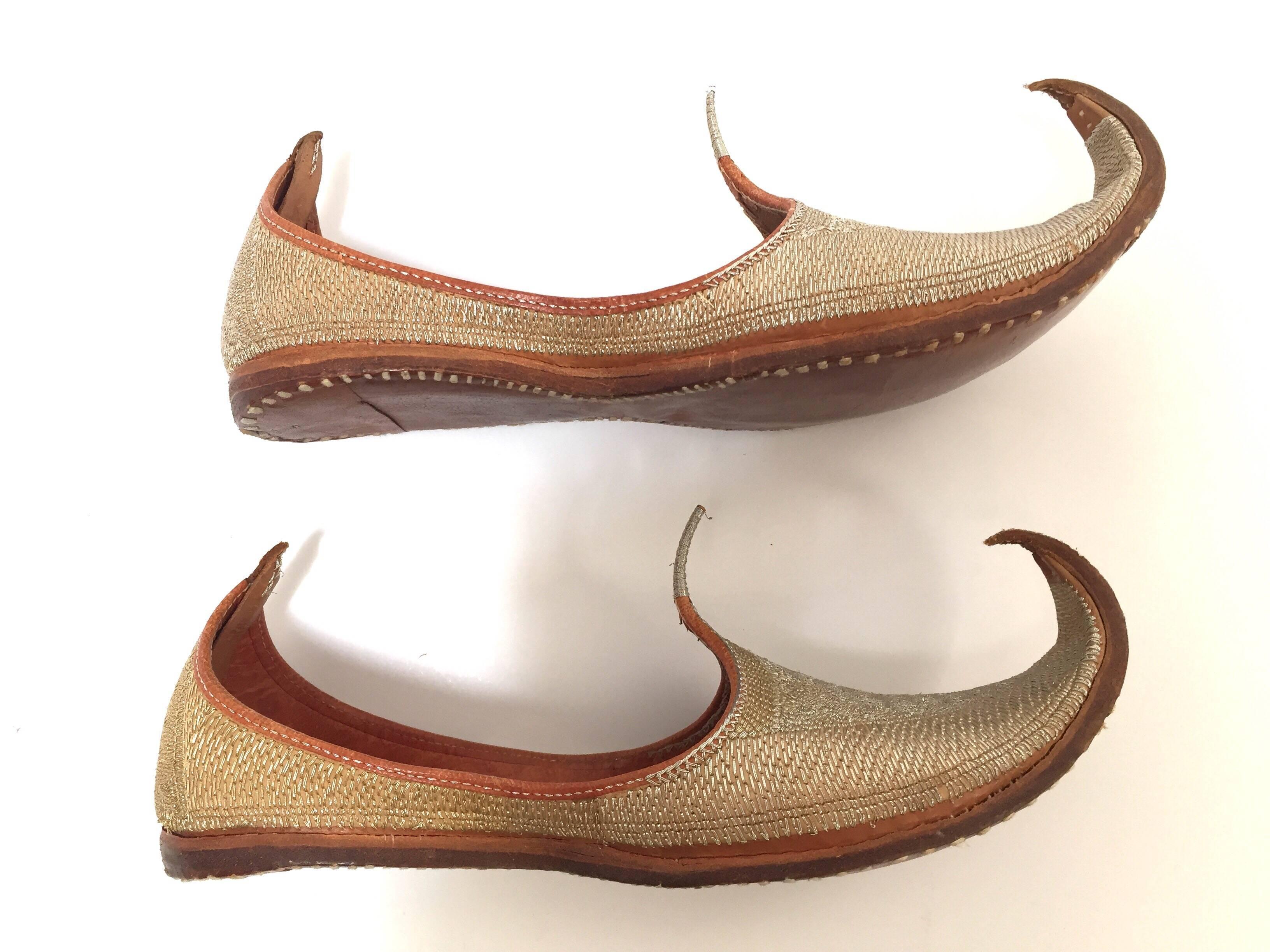 Marron Chaussures mogholes en cuir avec broderie dorée en vente