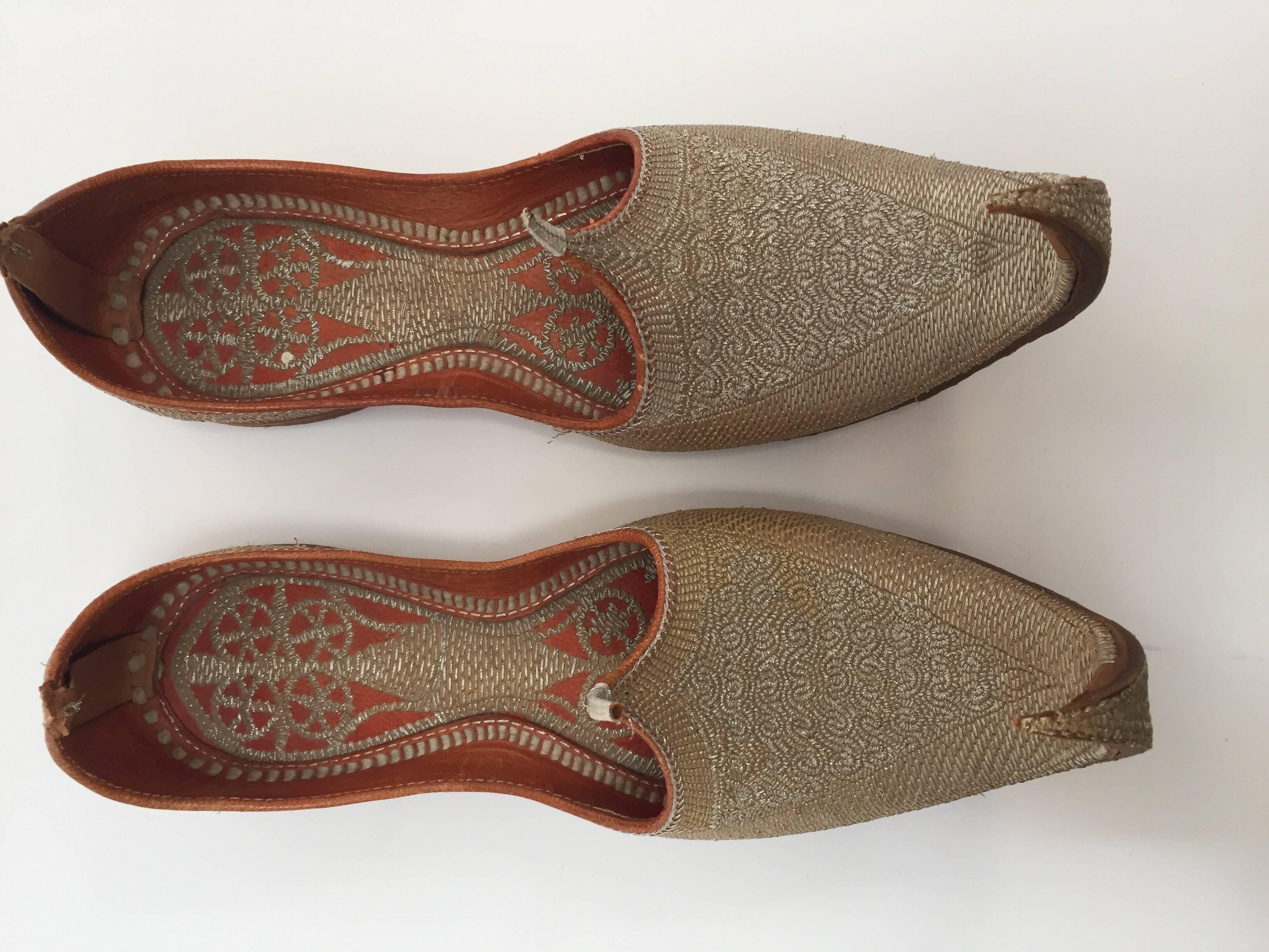 Chaussures mogholes en cuir avec broderie dorée Bon état - En vente à North Hollywood, CA