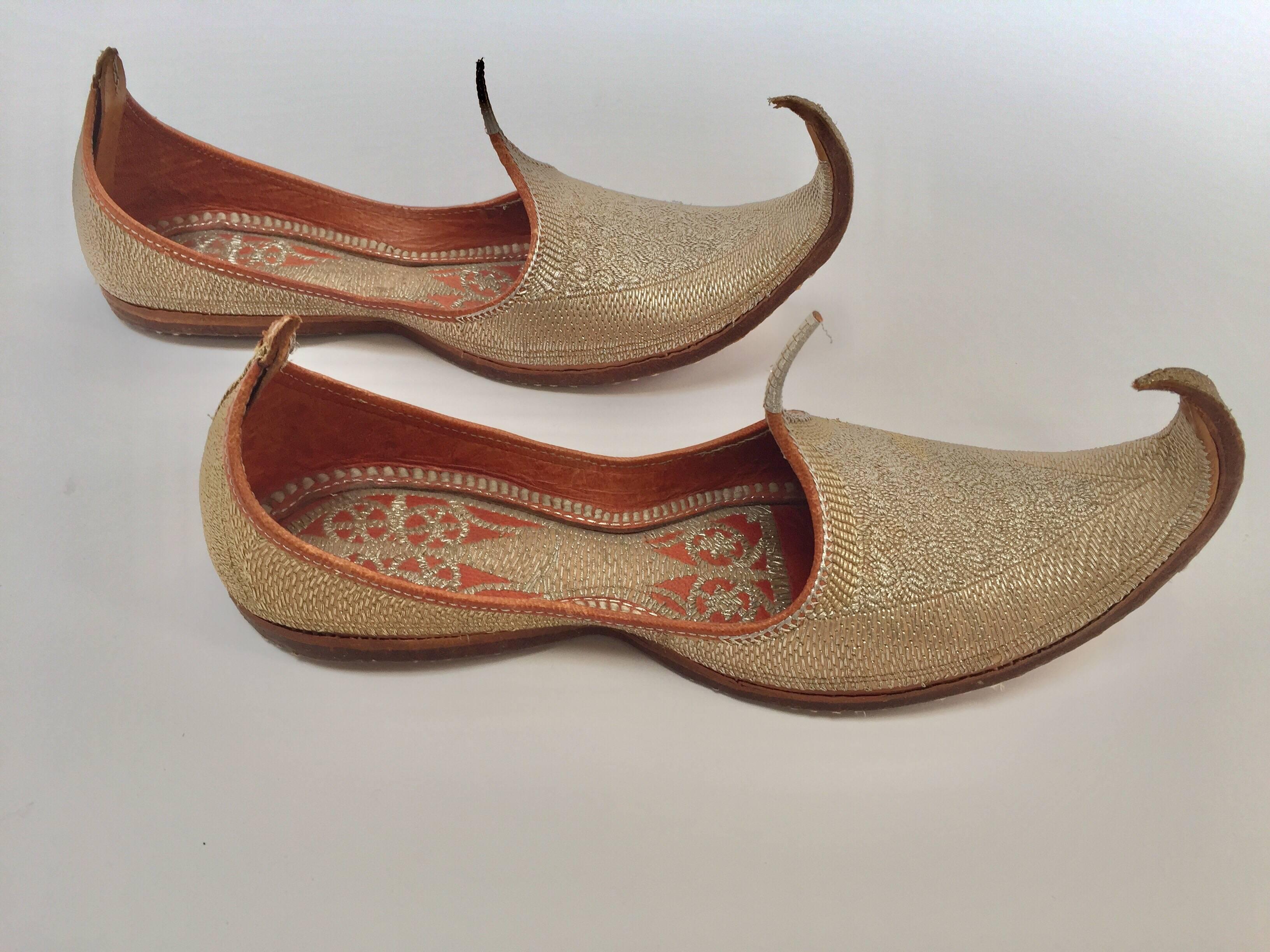 Leather Mughal Moorish Shoes with Gold Embroidered In Good Condition For Sale In North Hollywood, CA