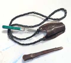 Collier en cuir avec couteau en malachite dans une pochette sur mesure