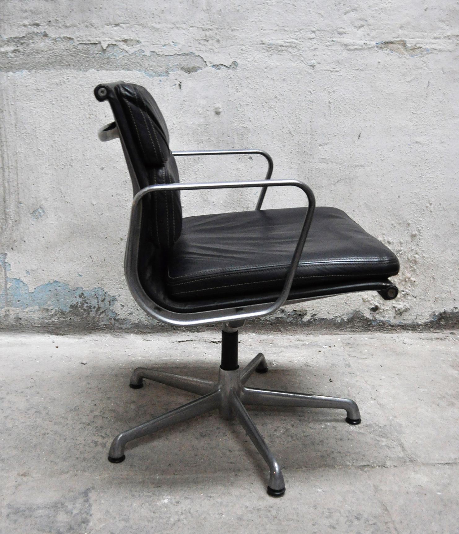 Mid-Century Modern Leather Office Armchair by Charles & Ray Eames for Herman Miller, 1960s For Sale