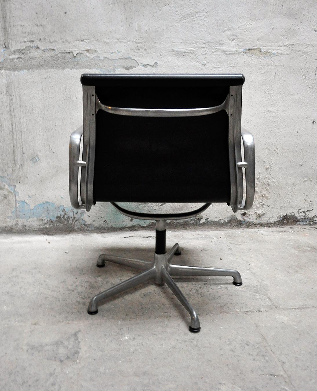 Leather Office Armchair by Charles & Ray Eames for Herman Miller, 1960s In Good Condition For Sale In Torino, Italy