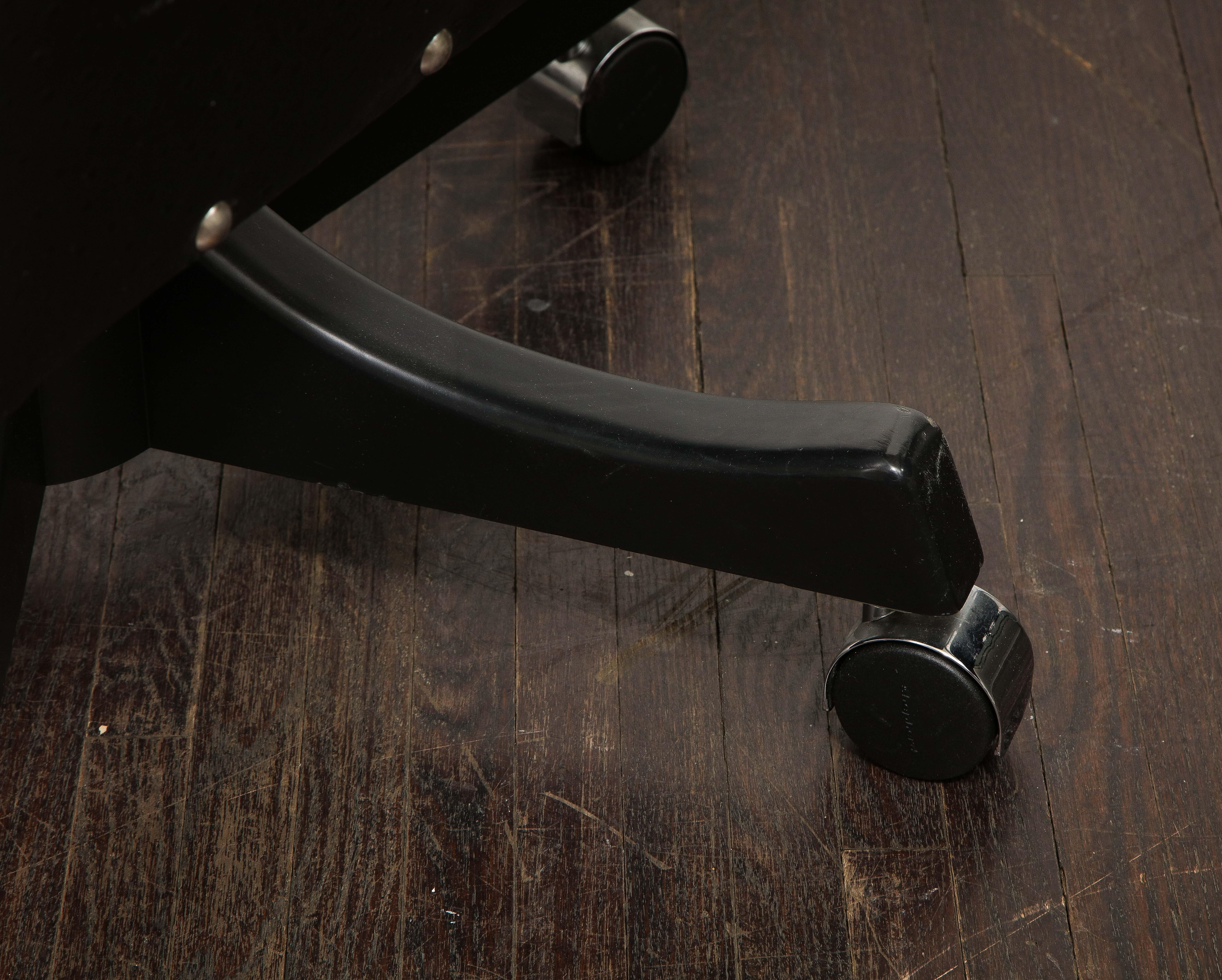 Poltrona da scrivania in pelle nera con base girevole in vendita 3