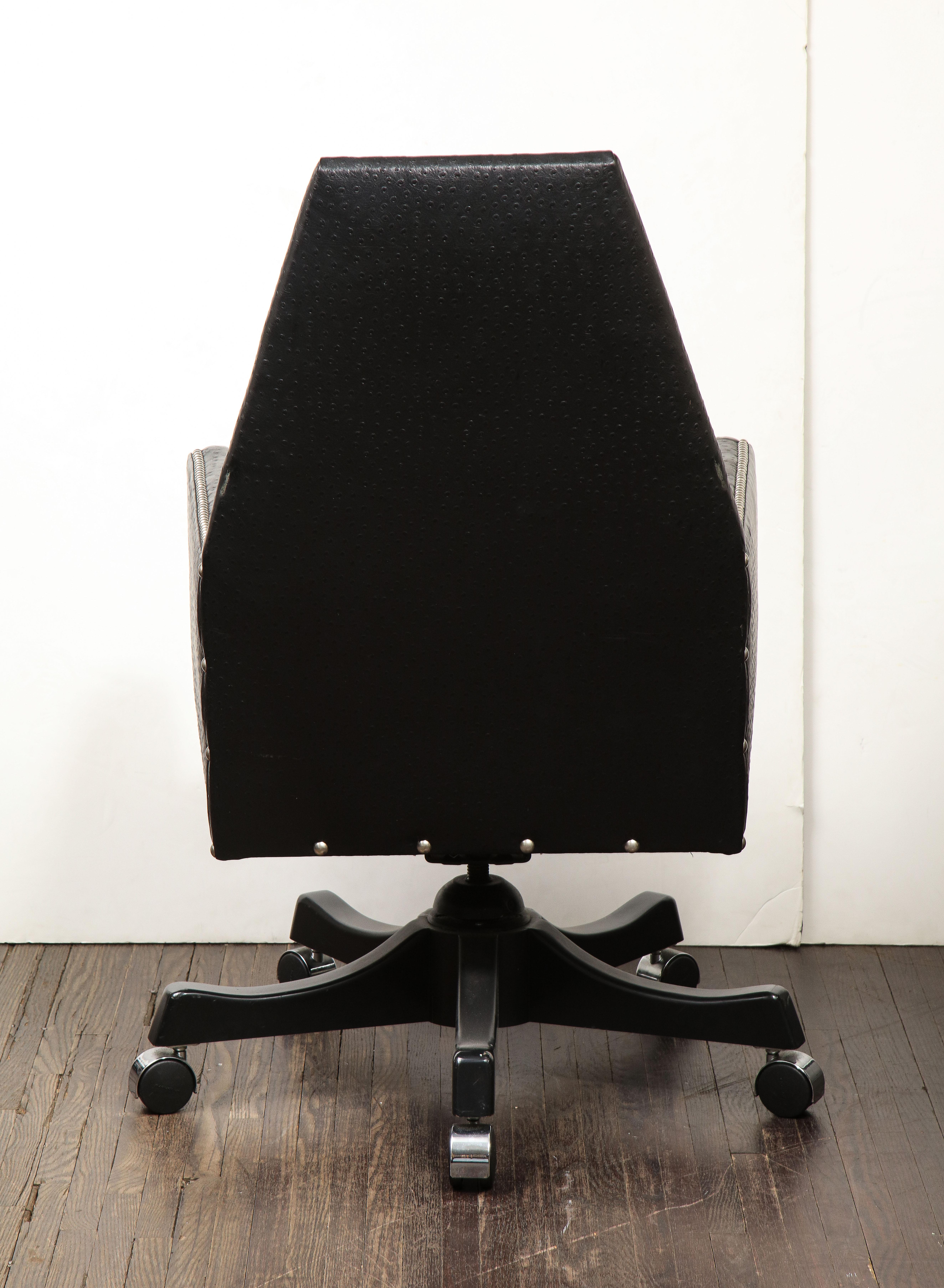 Schwarzer Leder-Schreibtischsessel mit drehbarem Fuß (amerikanisch) im Angebot