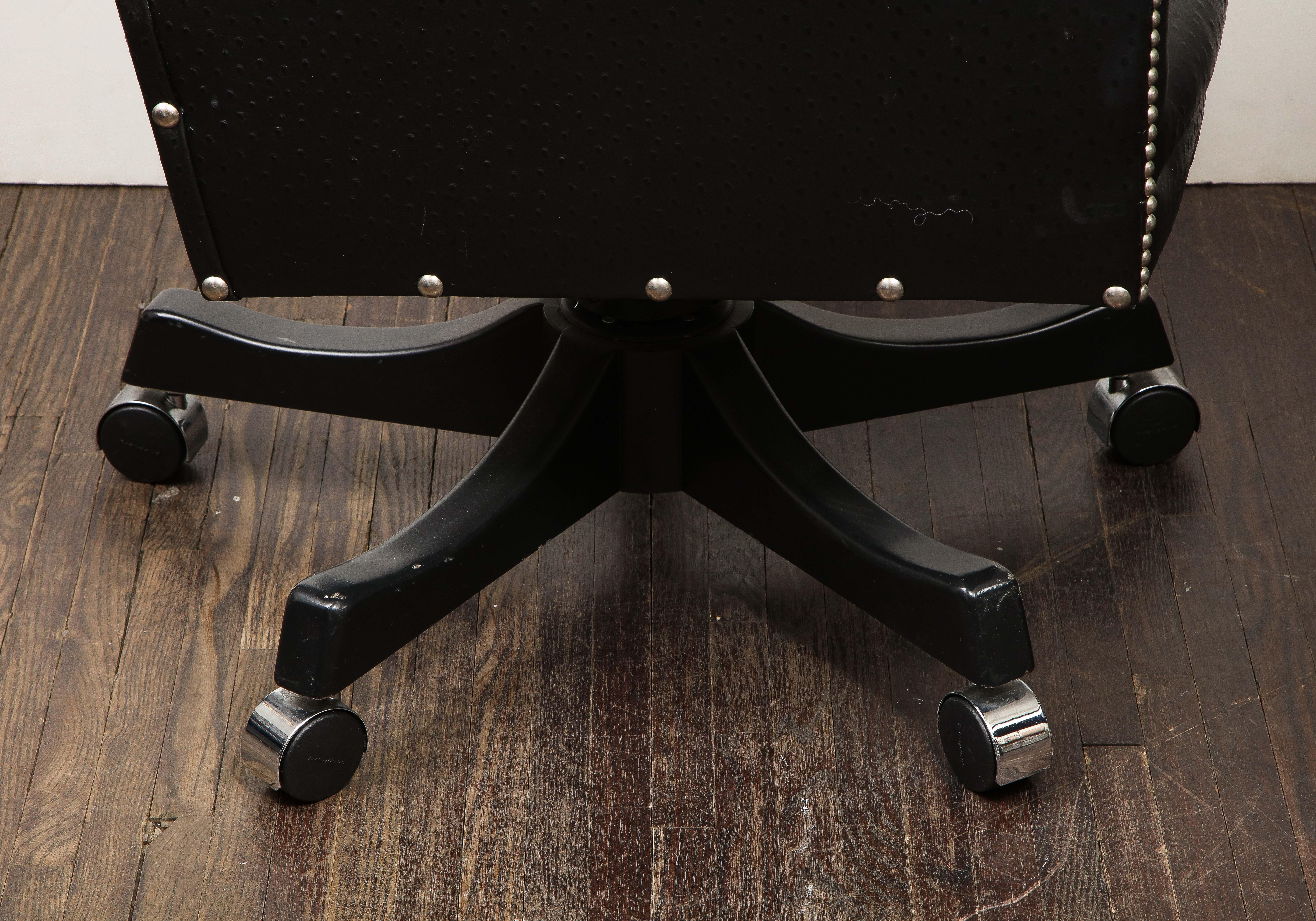 Schwarzer Leder-Schreibtischsessel mit drehbarem Fuß im Angebot 1