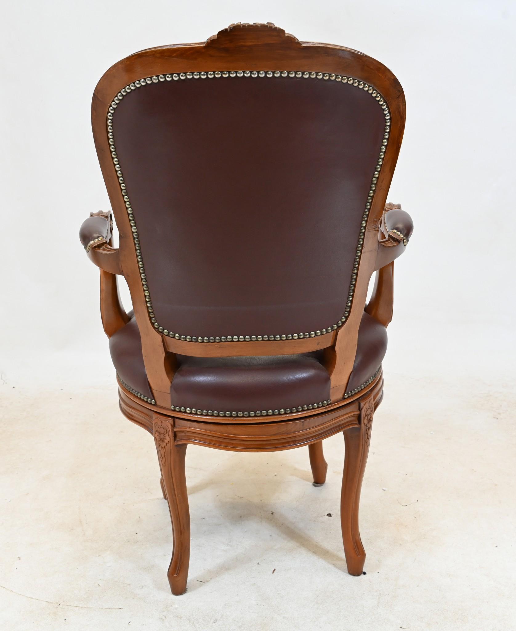 Stai visualizzando una sedia da ufficio in pelle Chesterfield
La pelle con bottoni profondi sullo schienale e i braccioli imbottiti sono molto comodi.
La sedia è girevole, quindi perfetta per l'ufficio o la scrivania.
Abbiamo diverse scrivanie da