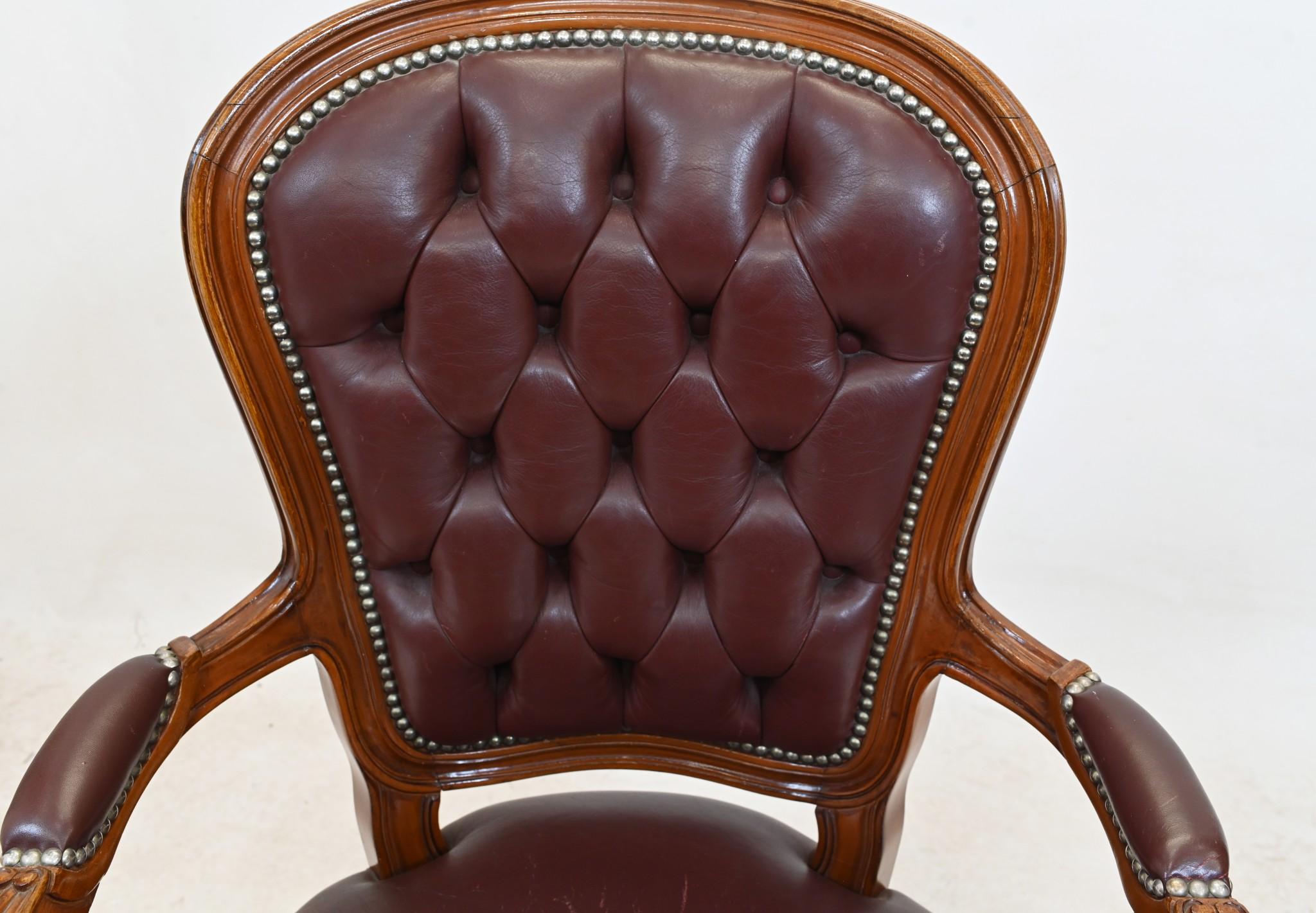 Fine XIX secolo Sedia da ufficio in pelle Chesterfield girevole con bottoni profondi in vendita