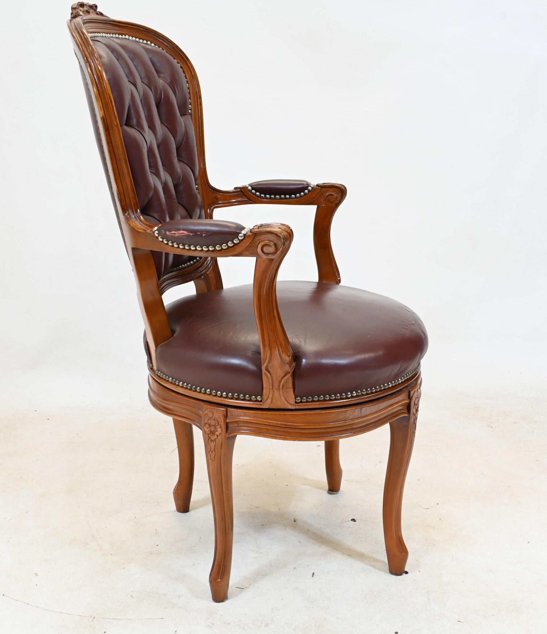Legno Sedia da ufficio in pelle Chesterfield girevole con bottoni profondi in vendita