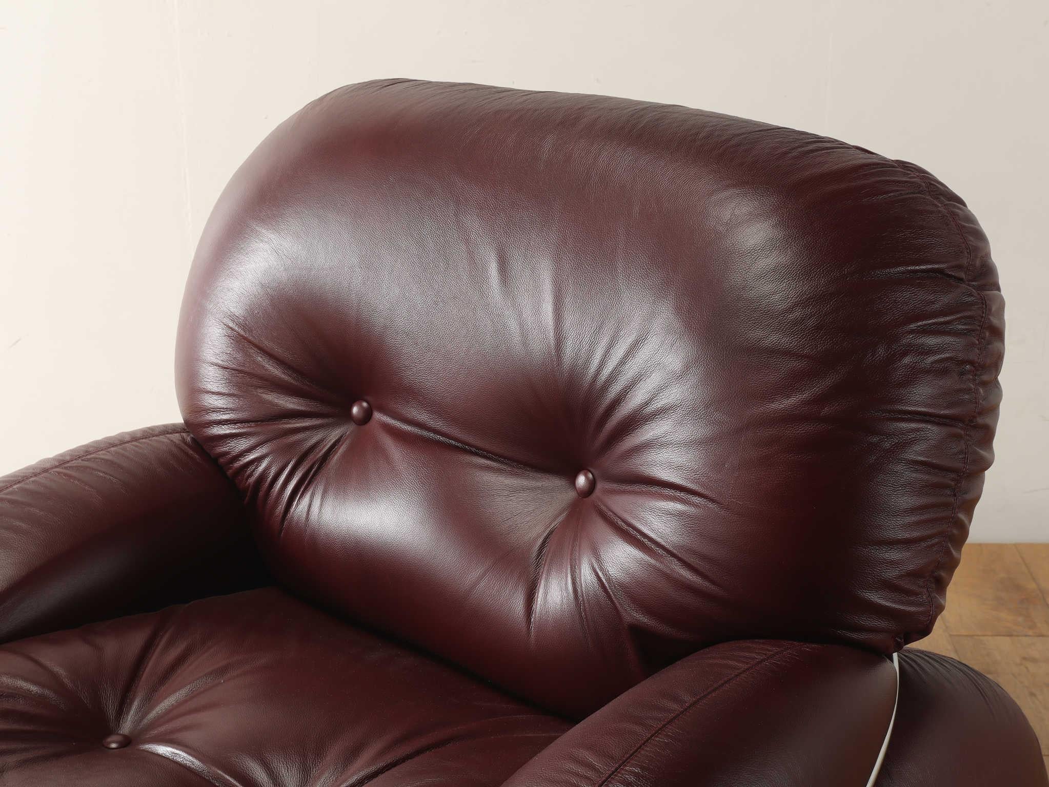 This sofa has an attractive vintage leather texture. The rounded, unique silhouette has a strong presence and the chrome frame is a design feature. The back, arm and seat cushions are thick and voluptuous, with a soft, enveloping feel. This armchair