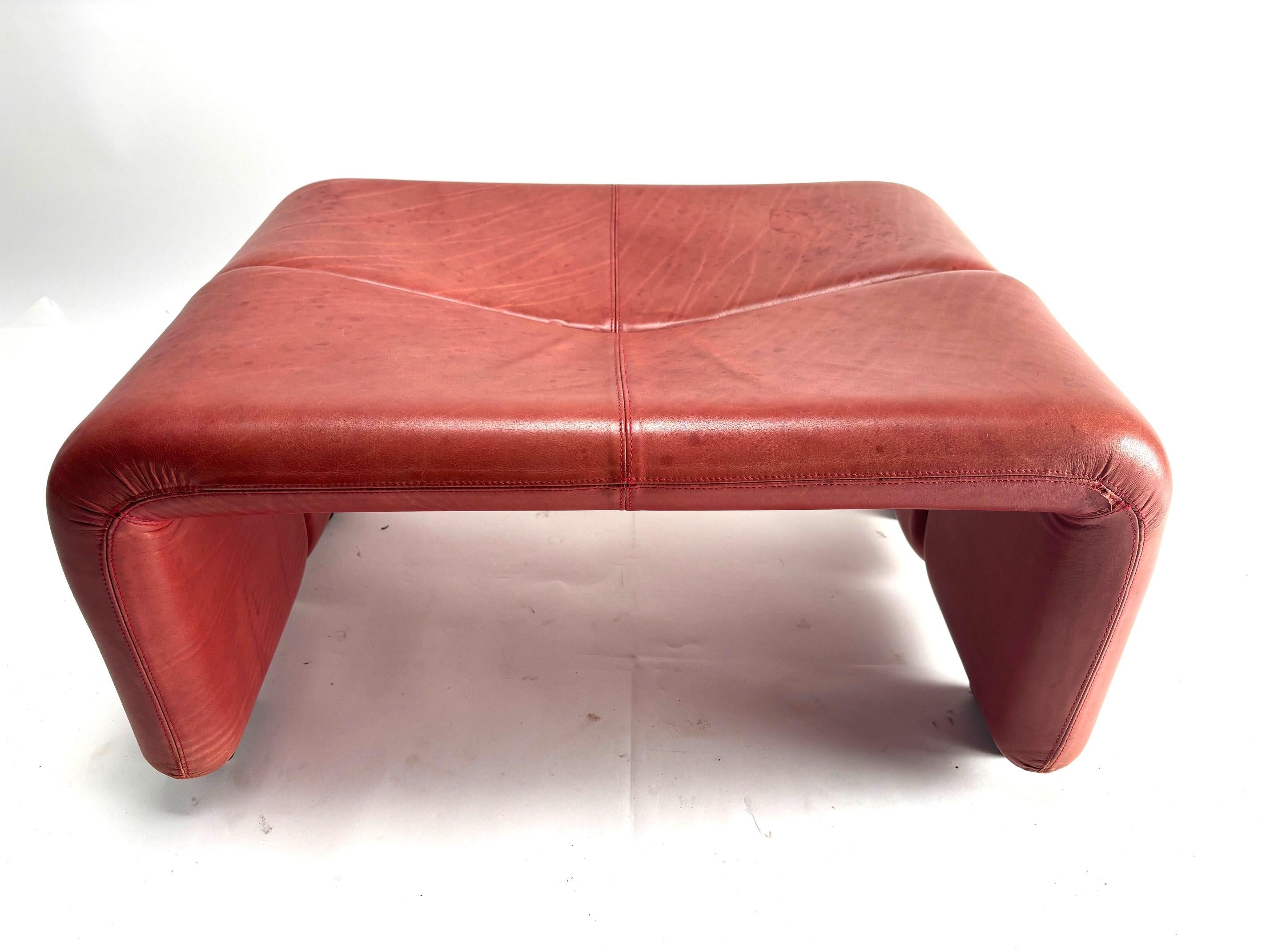 Dieser Coronado-Hocker wurde in den 1960er Jahren von Afra und Tobia Scarpa entworfen und von B&B Italy hergestellt.
  Die Ottomane ist mit pinkfarbenem, weichem Leder gepolstert. Das Leder ist im Originalzustand mit leichter Patina und