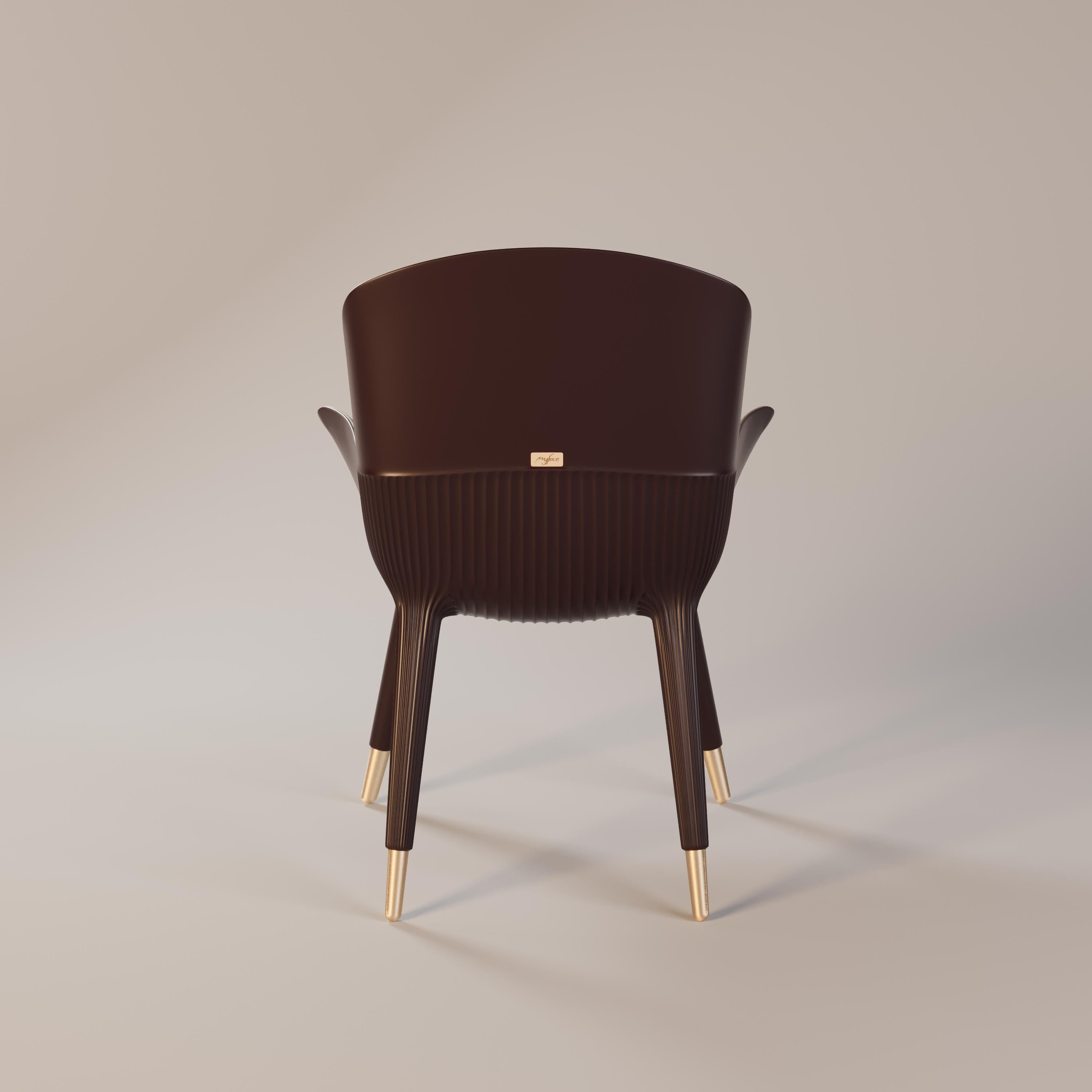 Chaise de salle à manger Eleanor 

Le fauteuil de salle à manger Eleanor est une pièce dont le point de départ est le confort et la fonctionnalité. Son design simple, ses courbes féminines et sa texture ondulante soulignent et enrichissent ses