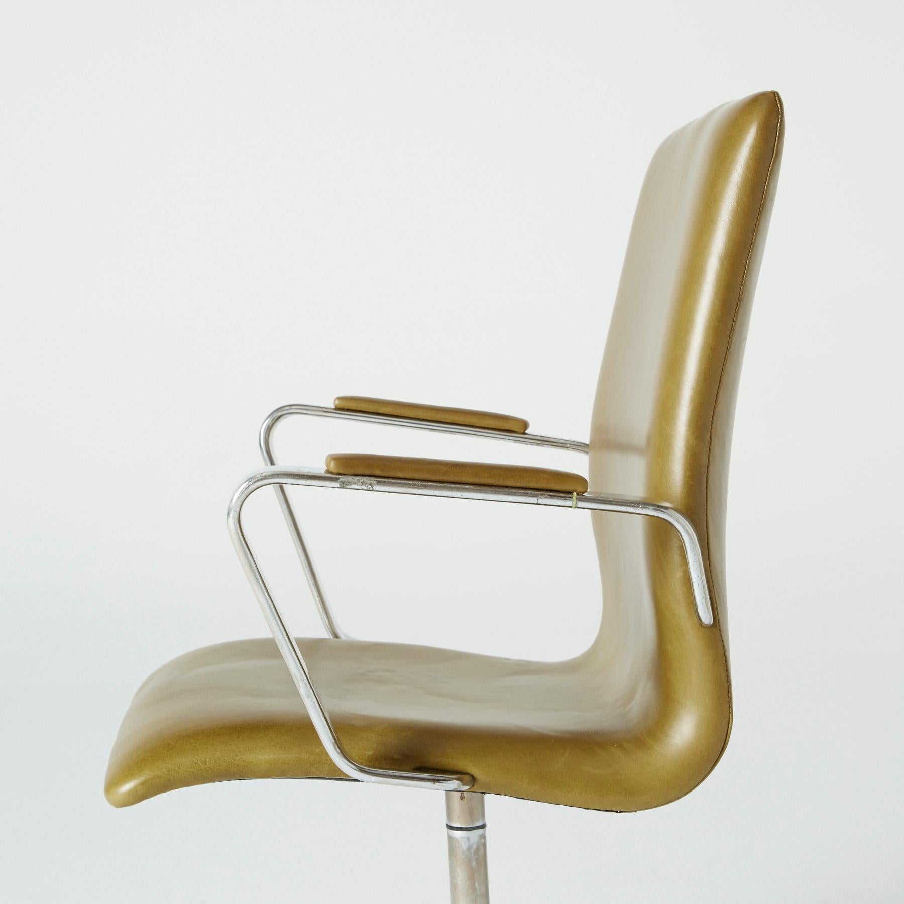Leather 'Oxford' Swivel Chair by Arne Jacobsen for Fritz Hansen, 1973, Signed 3