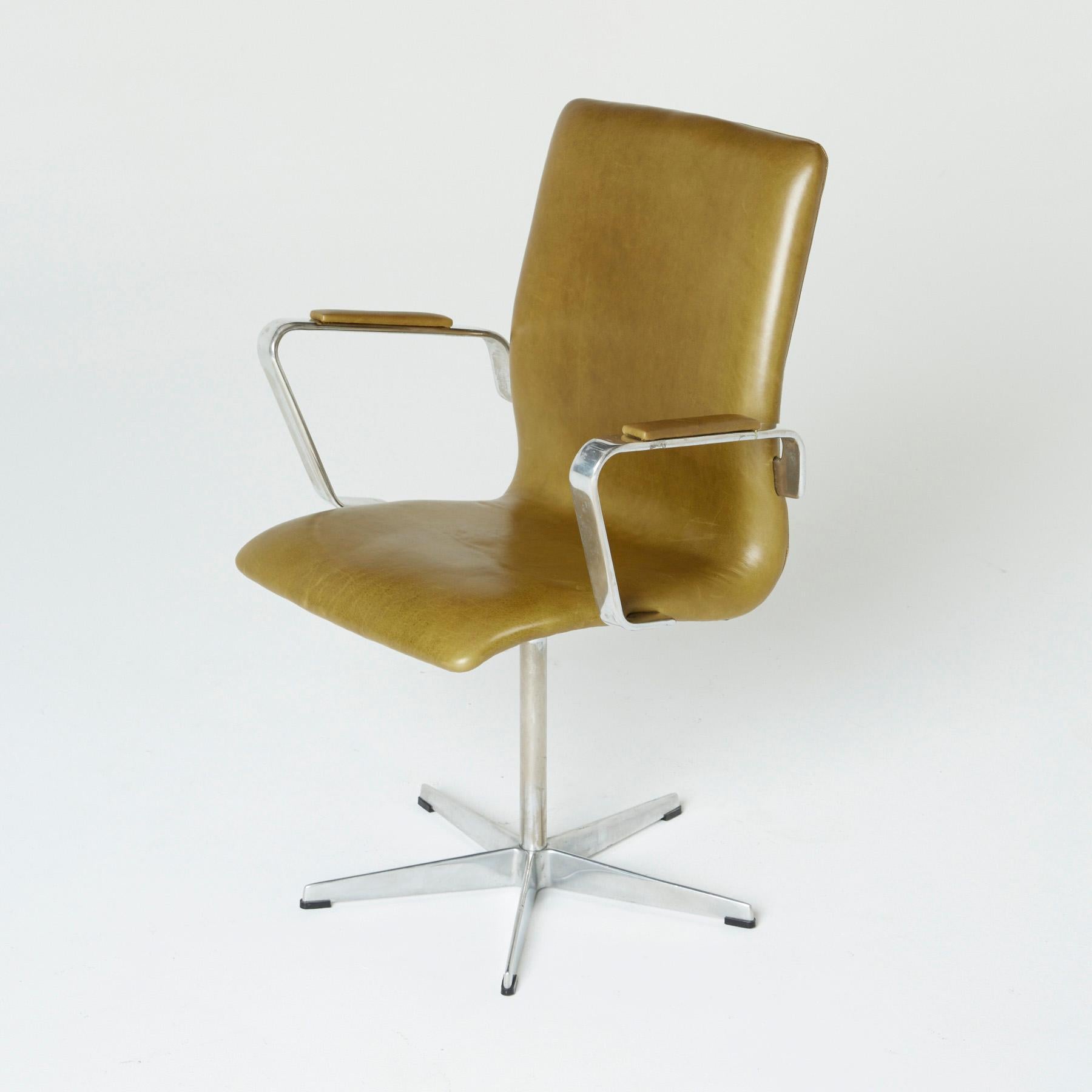 Leather 'Oxford' Swivel Chair by Arne Jacobsen for Fritz Hansen, 1973, Signed 4